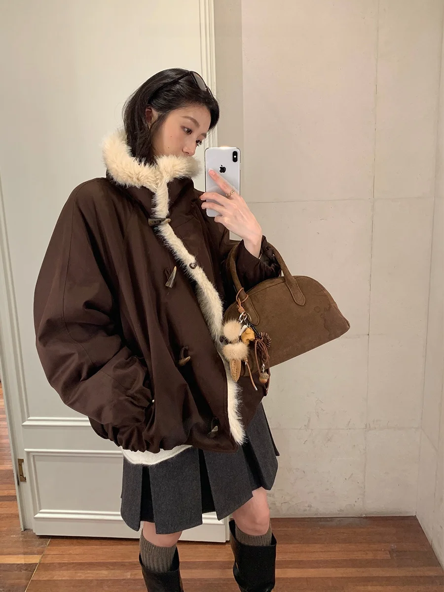 Пальто MUKOK с имитацией мехового воротника, большой отложной воротник, ретро-стиль, застежка на пуговицах, осенне-зимняя модная женская куртка
Пальто MUKOK с имитацией мехового воротника, большой отложной воротник, ретро-стиль, застежка на пуговицах, осенне-зимняя модная женская куртка