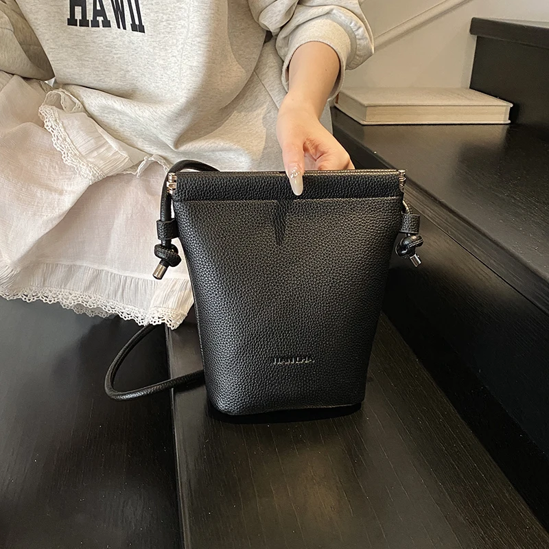 Chic Two-Tone Leather Tote Bag for Ladies Reversible Design Handbag with Contrast Stitching
Chic Two-Tone Leather Tote Bag for Ladies Reversible Design Handbag with Contrast Stitching