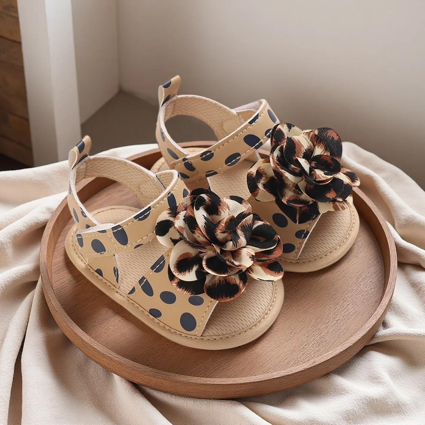 Baby Girl Leopard Print Flower Sandals Summer New Fashionable Soft Soled Beach Shoes Suitable For Babies Aged 0-18 Months
Baby Girl Leopard Print Flower Sandals Summer New Fashionable Soft Soled Beach Shoes Suitable For Babies Aged 0-18 Months