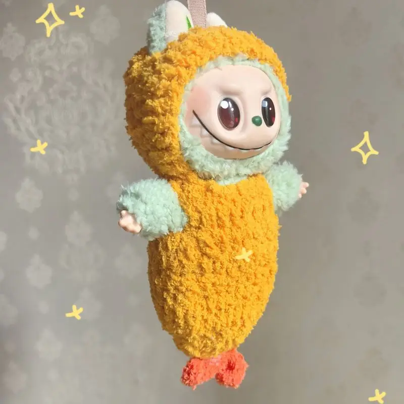 Новый тренировочный мешок Labubu17 см, костюм из жареных креветок, милая кукла, тканый спальный мешок, костюм, декоративные аксессуары
Новый тренировочный мешок Labubu17 см, костюм из жареных креветок, милая кукла, тканый спальный мешок, костюм, декоративные аксессуары