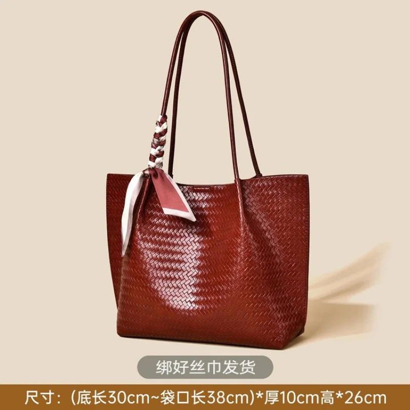 Элегантная женская сумка через плечо из натуральной кожи с застежкой-молнией сверху и надежной переноской
Элегантная женская сумка через плечо из натуральной кожи с застежкой-молнией сверху и надежной переноской