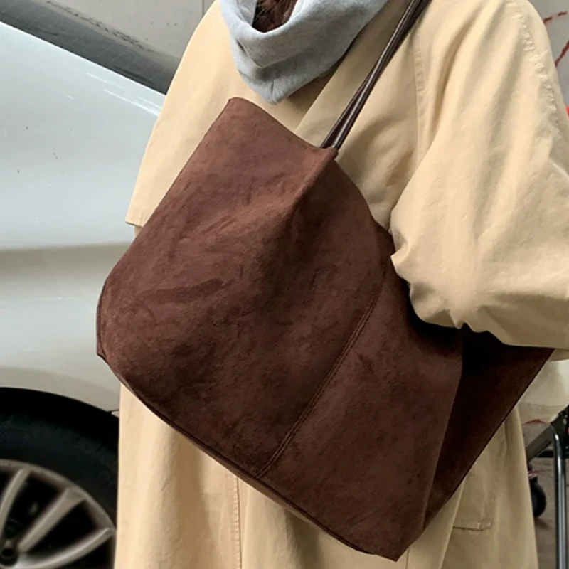 Новинка 2025 года, замшевая кожаная сумка в стиле ретро для женщин, большая вместительная сумка-тоут, сумка для подмышек, ручная пригородная сумка на плечо
Новинка 2025 года, замшевая кожаная сумка в стиле ретро для женщин, большая вместительная сумка-тоут, сумка для подмышек, ручная пригородная сумка на плечо