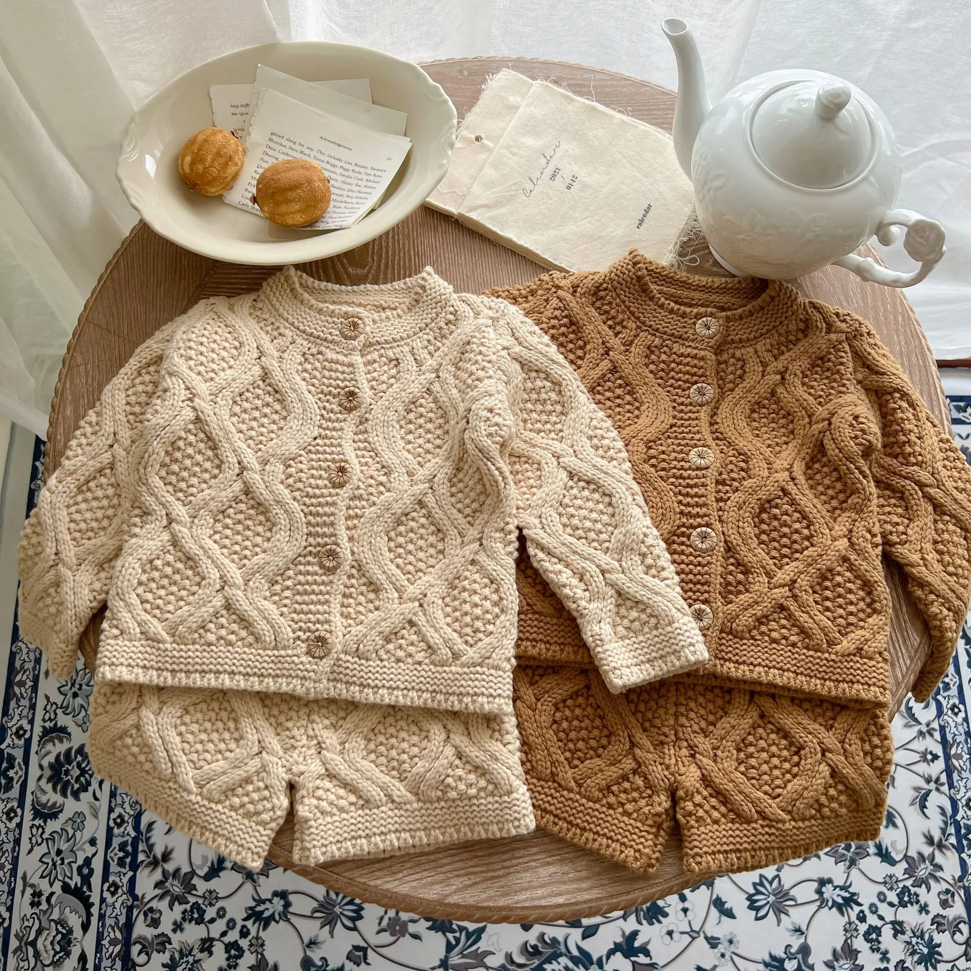 Baby Set Autumn And Winter Solid Diamond Top Shorts Two-piece Set Western Style Baby Cardigan Sweater Set
Baby Set Autumn And Winter Solid Diamond Top Shorts Two-piece Set Western Style Baby Cardigan Sweater Set