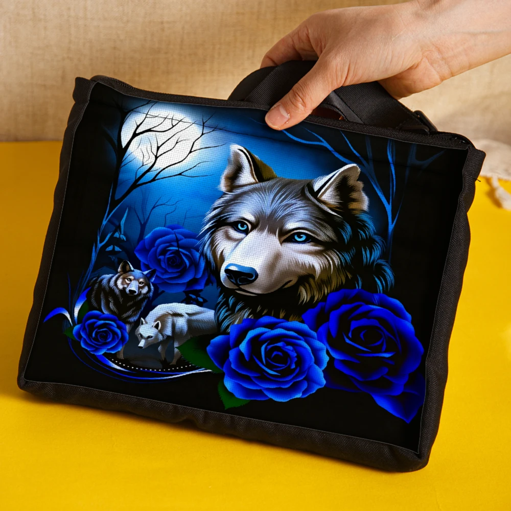 1pc Wolf And Blue Roses Print Crossbody Bag Black Animal And Floral Design Shoulder Bags For Women Outdoor Travel Shopping Daily
1pc Wolf And Blue Roses Print Crossbody Bag Black Animal And Floral Design Shoulder Bags For Women Outdoor Travel Shopping Daily
