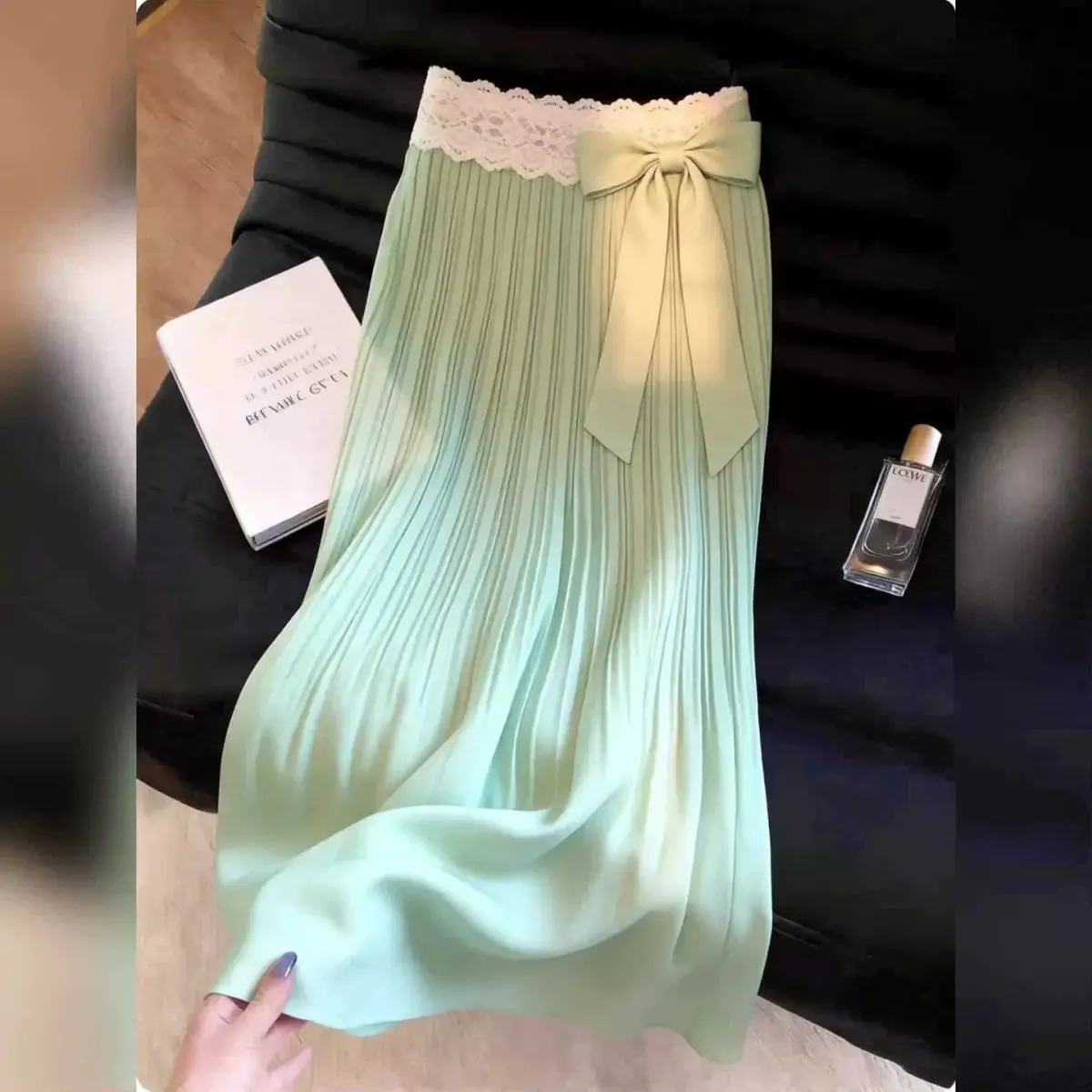 Korean version bow tie pleated high waist thin skirt women's medium and long skirt commuter 2026 spring and summer new
Korean version bow tie pleated high waist thin skirt women's medium and long skirt commuter 2026 spring and summer new