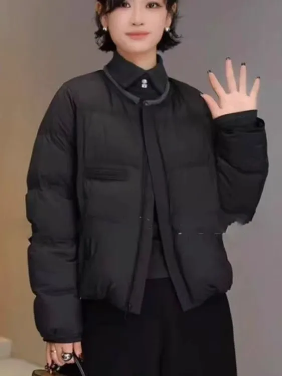 Женская пуховая куртка 2025: Новинка осенне-зимнего сезона, корейский стиль, свободный крой, повседневная, универсальная, теплая, с наполнителем из белого утиного пуха, верхняя одежда
Женская пуховая куртка 2025: Новинка осенне-зимнего сезона, корейский стиль, свободный крой, повседневная, универсальная, теплая, с наполнителем из белого утиного пуха, верхняя одежда