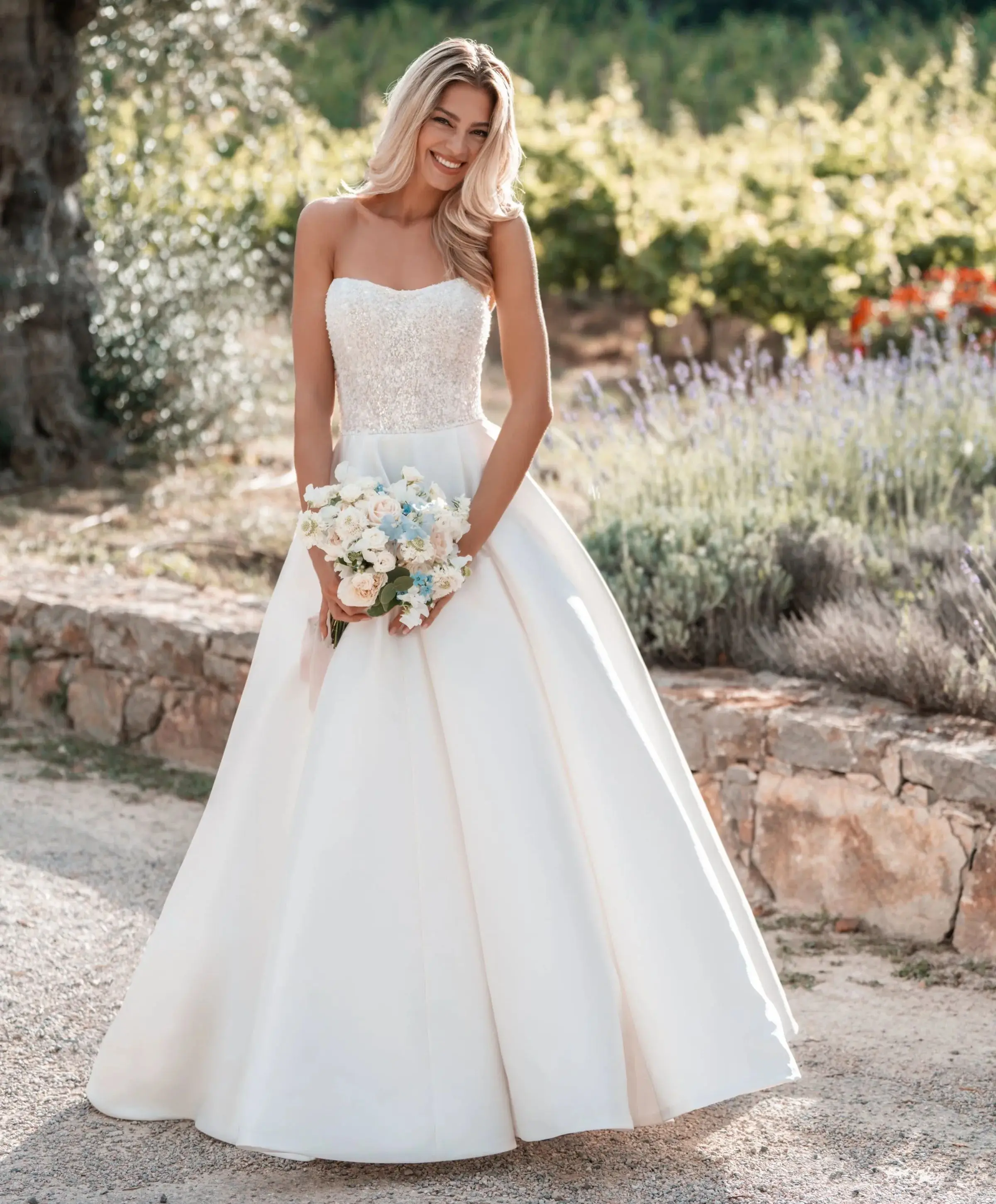 Glitter White A Line Wedding Dresses Sequins Sleeveless Satin Bridal Gowns Charming Button Back Customized Vestidos De Mariee
Glitter White A Line Wedding Dresses Sequins Sleeveless Satin Bridal Gowns Charming Button Back Customized Vestidos De Mariee