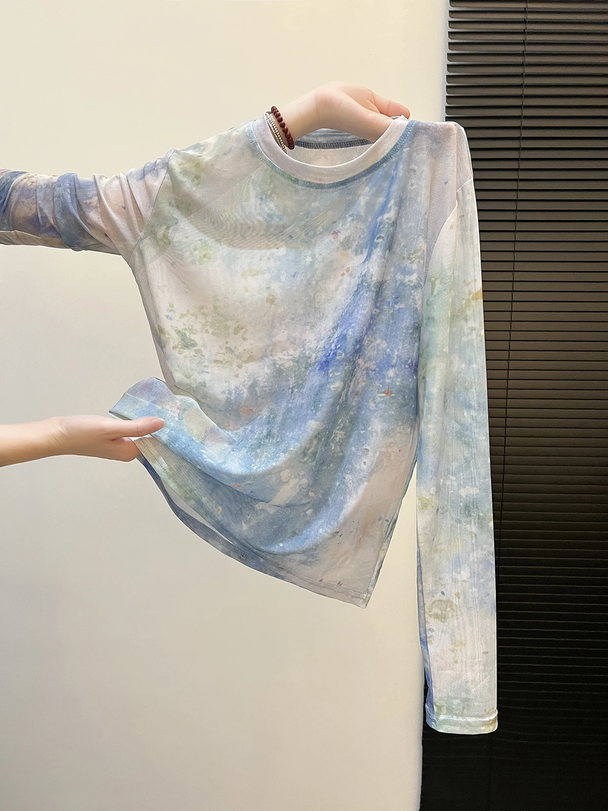 Blue Ombre Long Sleeve T-Shirt Women's Korean Style Self-Kept Netting Top Elegant Fashionable Commute Regular Fit Summer 2025
Blue Ombre Long Sleeve T-Shirt Women's Korean Style Self-Kept Netting Top Elegant Fashionable Commute Regular Fit Summer 2025