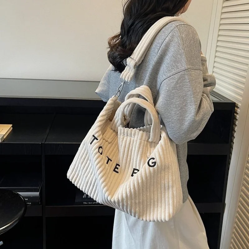 Luxury Women's Vintage Leather Shoulder Bag Trendy Commuter Classic Elegant Ladies Casual Simple Fashionable Handbag
Luxury Women's Vintage Leather Shoulder Bag Trendy Commuter Classic Elegant Ladies Casual Simple Fashionable Handbag