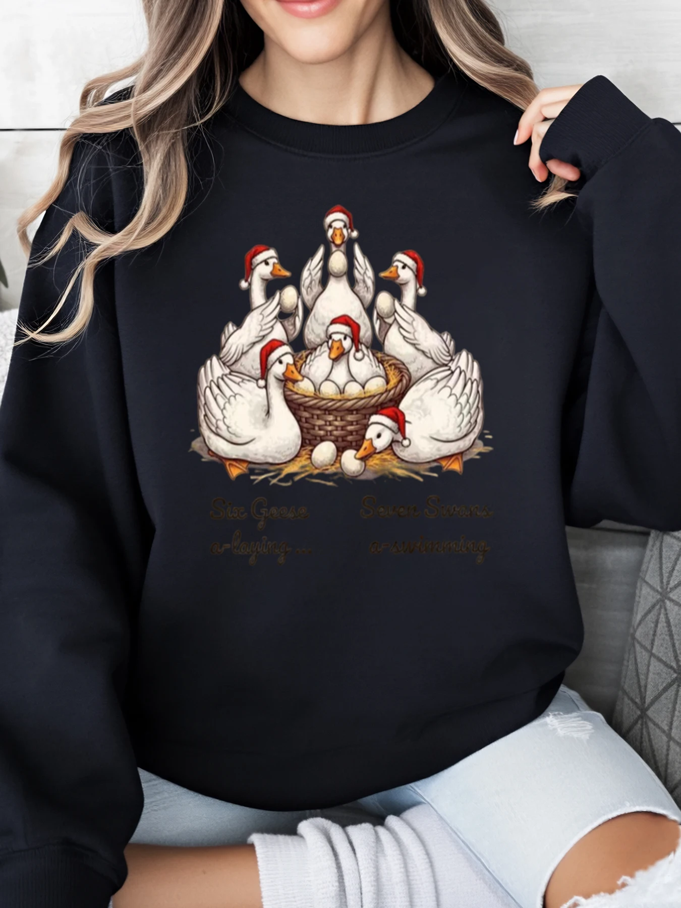 Толстовка с рождественским принтом Six Geese a Laying Seven Swans a Swimming, женская повседневная зимняя праздничная одежда черного цвета больших размеров
Толстовка с рождественским принтом Six Geese a Laying Seven Swans a Swimming, женская повседневная зимняя праздничная одежда черного цвета больших размеров