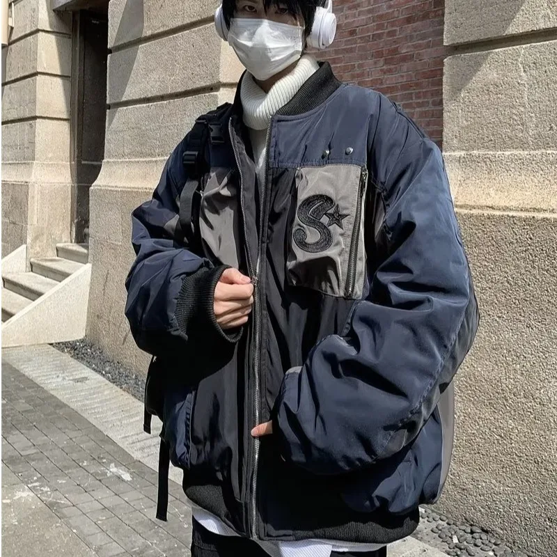 New 2025 Men's Loose Fit Cotton Baseball Jaet Retro Patchwork Heavyweight Embroidered Baseball Coat Warmth Functional Outer.
New 2025 Men's Loose Fit Cotton Baseball Jaet Retro Patchwork Heavyweight Embroidered Baseball Coat Warmth Functional Outer.