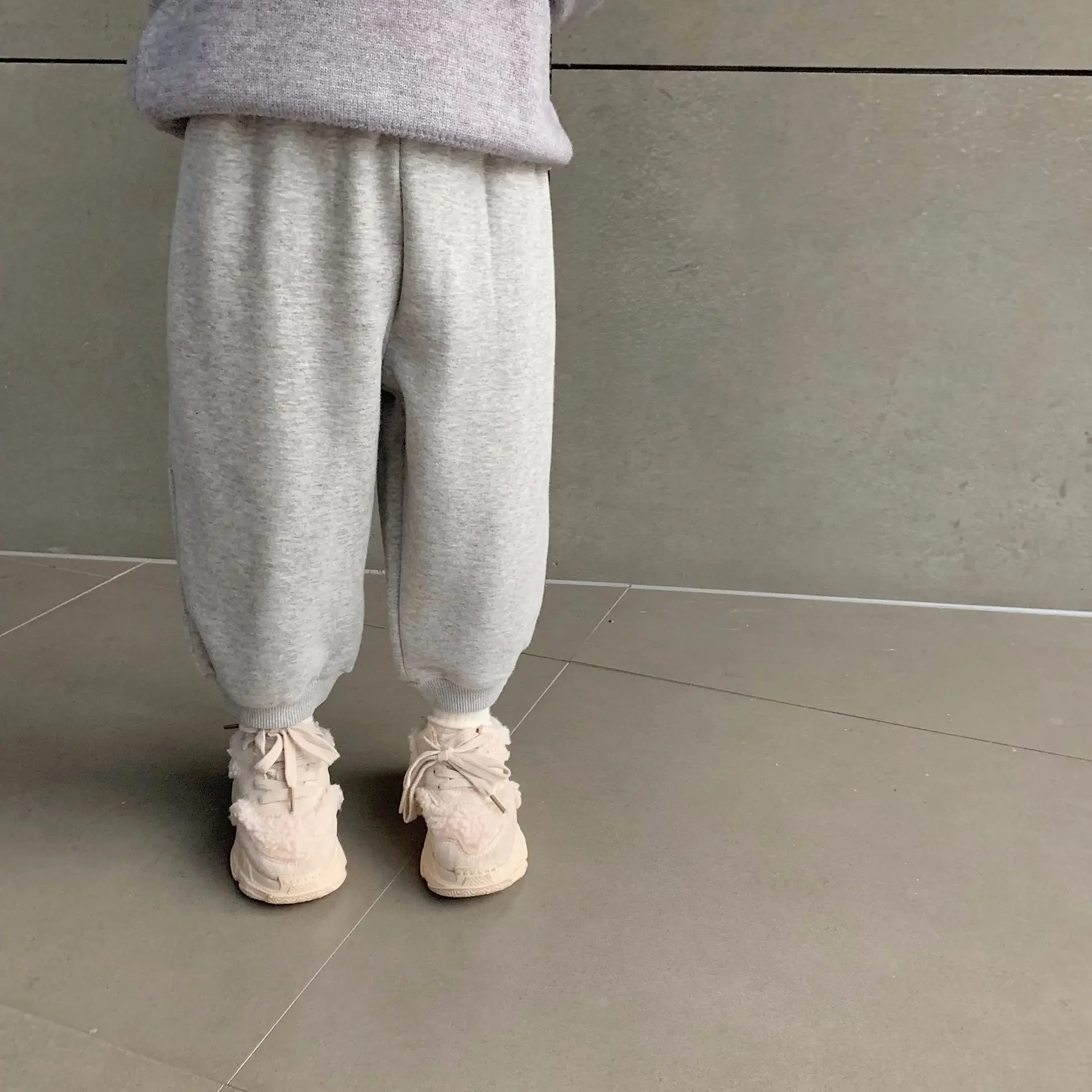 Children polar fleece lining casual sports pants kids trousers Autumn Winter boys girls solid color thick sweatpants
Children polar fleece lining casual sports pants kids trousers Autumn Winter boys girls solid color thick sweatpants