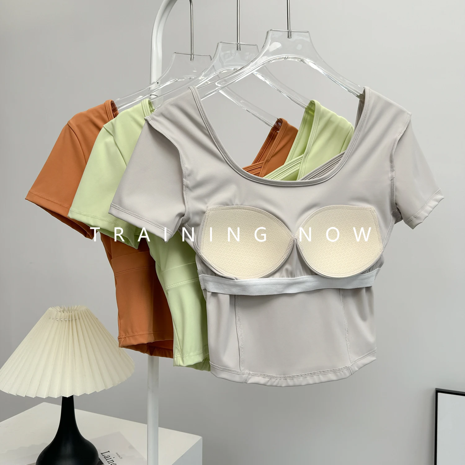 Sport short-sleeved women's summer high-end hollowed-back running top slim and slim Pilates yoga fitness suit
Sport short-sleeved women's summer high-end hollowed-back running top slim and slim Pilates yoga fitness suit