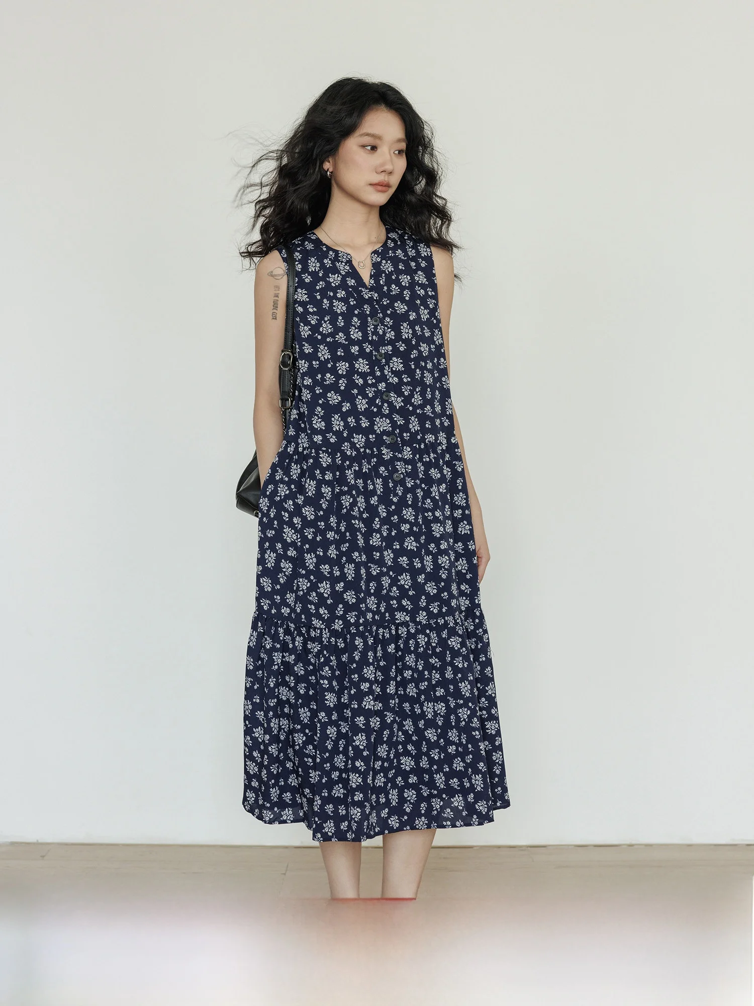 Summer Floral V-Neck Vest Dress Women's Shirt Skirt Retro A-Line Long Dress Lazy Style Casual Polyester Fabric No Sleeve
Summer Floral V-Neck Vest Dress Women's Shirt Skirt Retro A-Line Long Dress Lazy Style Casual Polyester Fabric No Sleeve
