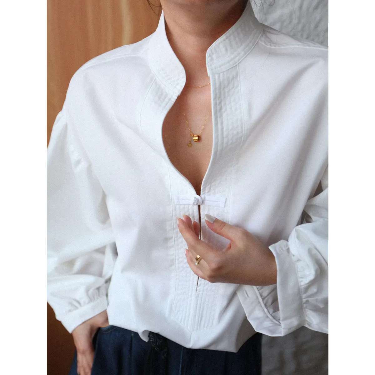 Новая китайская белая блузка с пуговицами, рукавами-фонариками и воротником-стойкой, простой повседневный стиль, женский весенний топ
Новая китайская белая блузка с пуговицами, рукавами-фонариками и воротником-стойкой, простой повседневный стиль, женский весенний топ