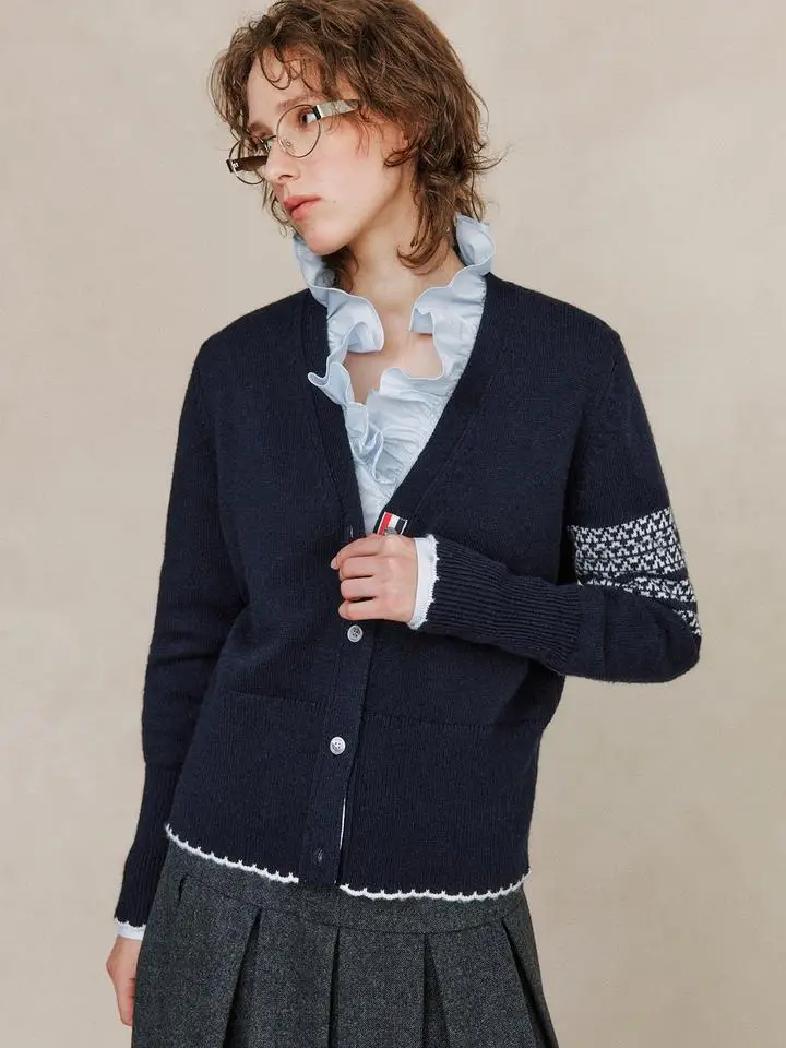 00% Wool Knitted Cardigan Sweater Soft V-Ne Long Sve College Sle Four Stripe Snowflake Doggie Embroidery Warm Daily Wear
00% Wool Knitted Cardigan Sweater Soft V-Ne Long Sve College Sle Four Stripe Snowflake Doggie Embroidery Warm Daily Wear