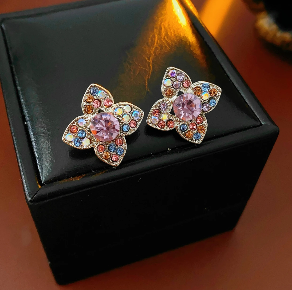 1.9 * 1.9 cm luxurious and sparkling design earrings, colorful flower earrings, high-end and sweet, elegant earrings for women
1.9 * 1.9 cm luxurious and sparkling design earrings, colorful flower earrings, high-end and sweet, elegant earrings for women