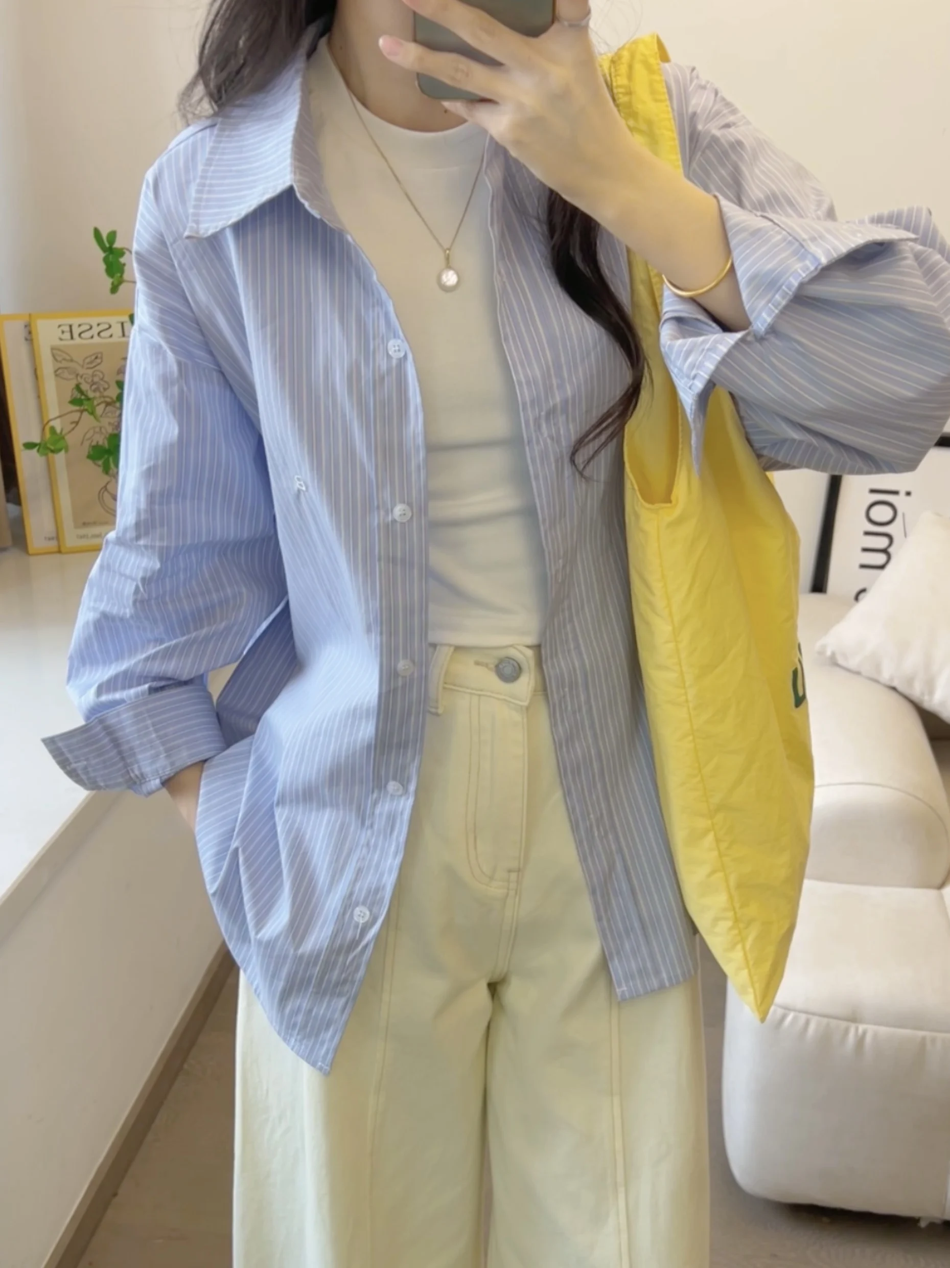 Весна 2025: Женская рубашка с длинным рукавом в синюю полоску AAMY2025 – комфортный свободный крой, универсальный дизайн для повседневной носки, на пуговицах.
Весна 2025: Женская рубашка с длинным рукавом в синюю полоску AAMY2025 – комфортный свободный крой, универсальный дизайн для повседневной носки, на пуговицах.