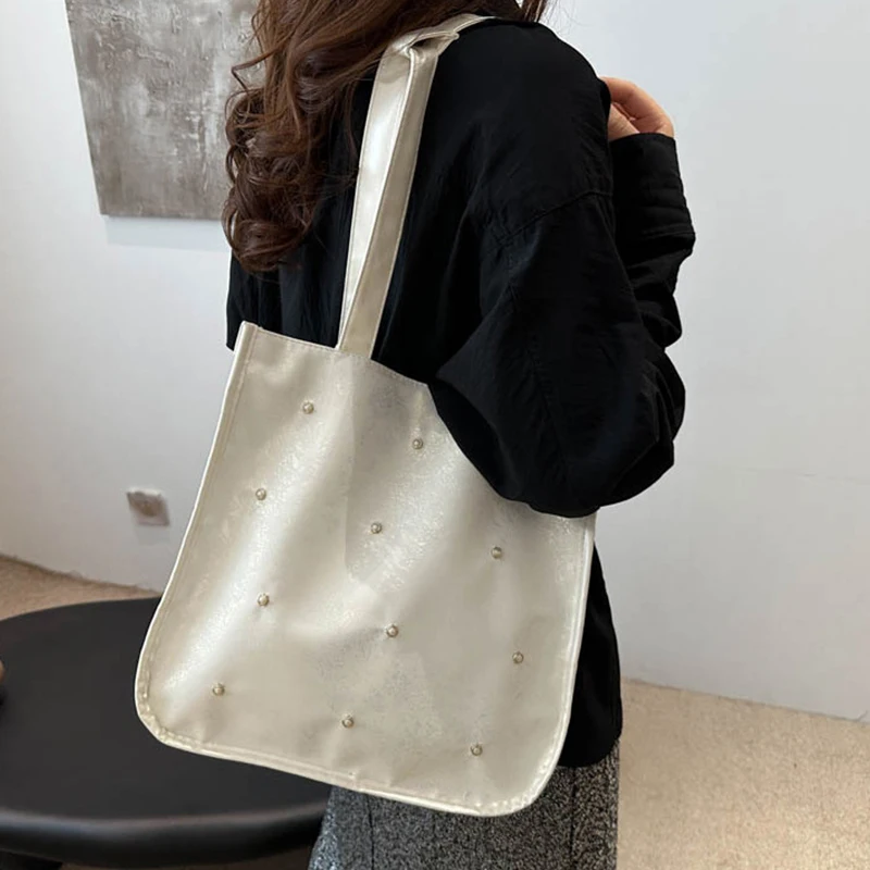 2025 Popular Niche Design Simple Beaded Decorative Large Capacity Tote Bag Women's Portable Shoulder Commuter Bag Purses
2025 Popular Niche Design Simple Beaded Decorative Large Capacity Tote Bag Women's Portable Shoulder Commuter Bag Purses