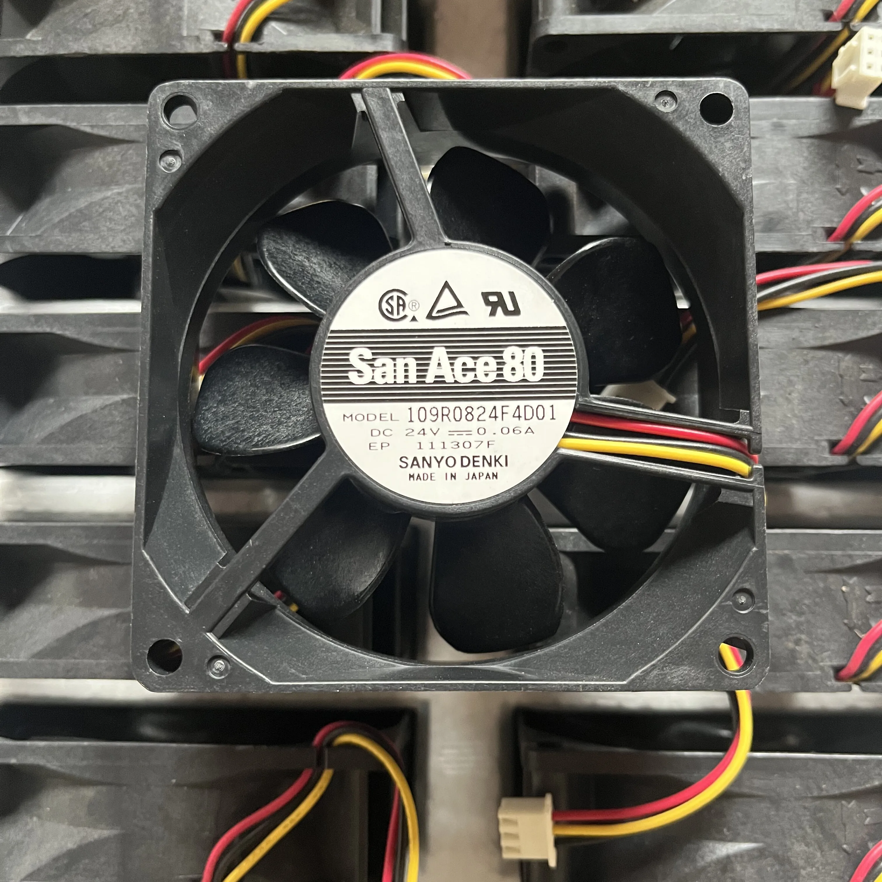 SANYO DENKI 109R0824F4D01 DC 24 В 0,06 А 80x80x25 мм 3-проводной вентилятор охлаждения корпуса
SANYO DENKI 109R0824F4D01 DC 24 В 0,06 А 80x80x25 мм 3-проводной вентилятор охлаждения корпуса