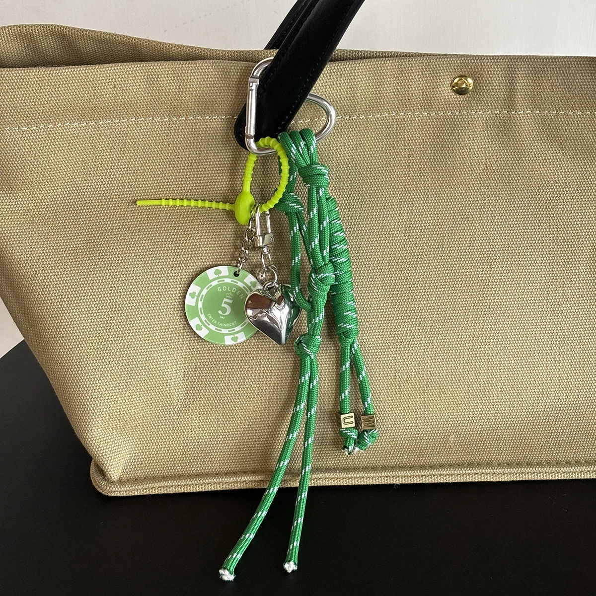 New Miu Braided Rope Bag Hanging Green Chip Keychain Silver Love Pendant Small Gift Fashion Bag Parts Accessories
New Miu Braided Rope Bag Hanging Green Chip Keychain Silver Love Pendant Small Gift Fashion Bag Parts Accessories