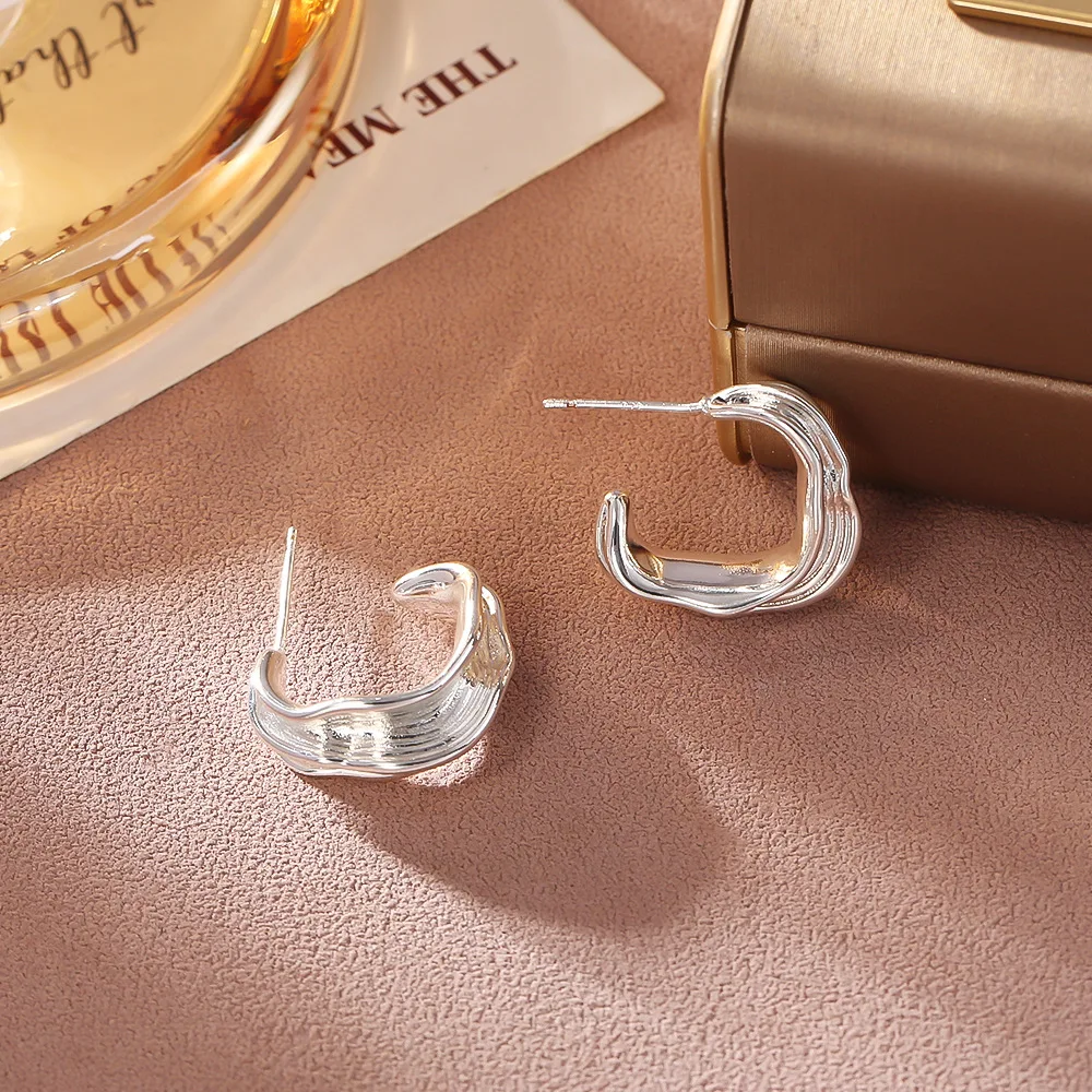 Niche design metal cold style earrings, high-end fashion, exquisite, simple, irregular earrings, elegant and elegant earrings
Niche design metal cold style earrings, high-end fashion, exquisite, simple, irregular earrings, elegant and elegant earrings