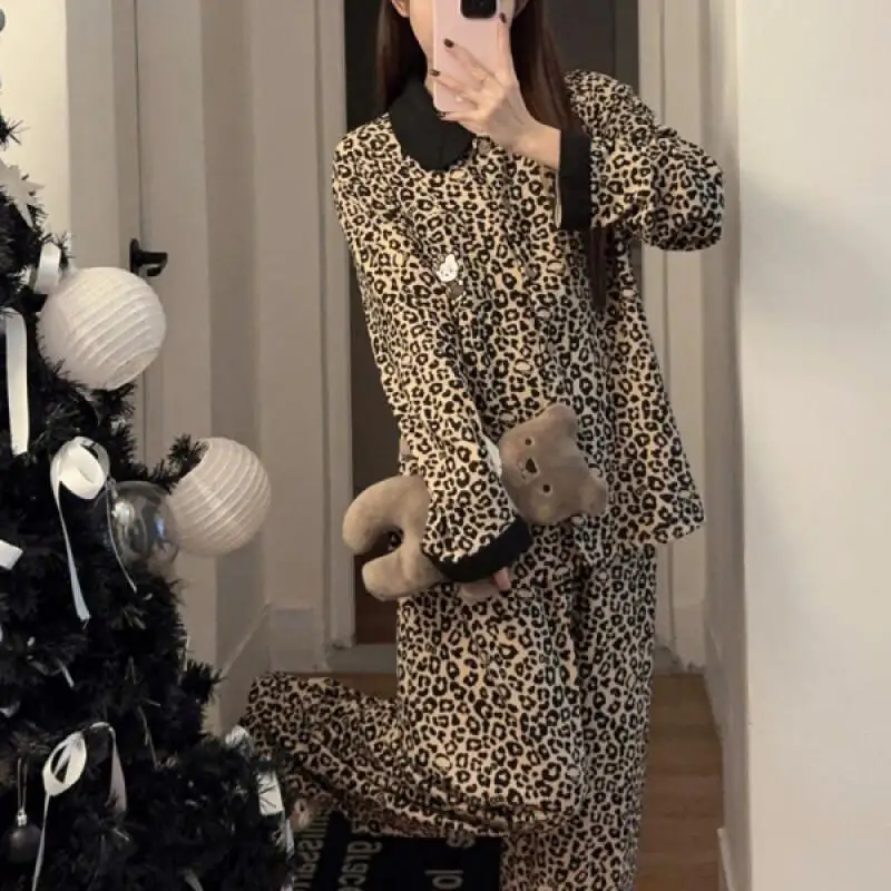 Комплект пижам Sanrio Hello Kitty для женщин, зимняя домашняя одежда, теплый кардиган с длинными рукавами, брюки, уличная одежда с леопардовым принтом, ночной костюм в стиле допамин
Комплект пижам Sanrio Hello Kitty для женщин, зимняя домашняя одежда, теплый кардиган с длинными рукавами, брюки, уличная одежда с леопардовым принтом, ночной костюм в стиле допамин