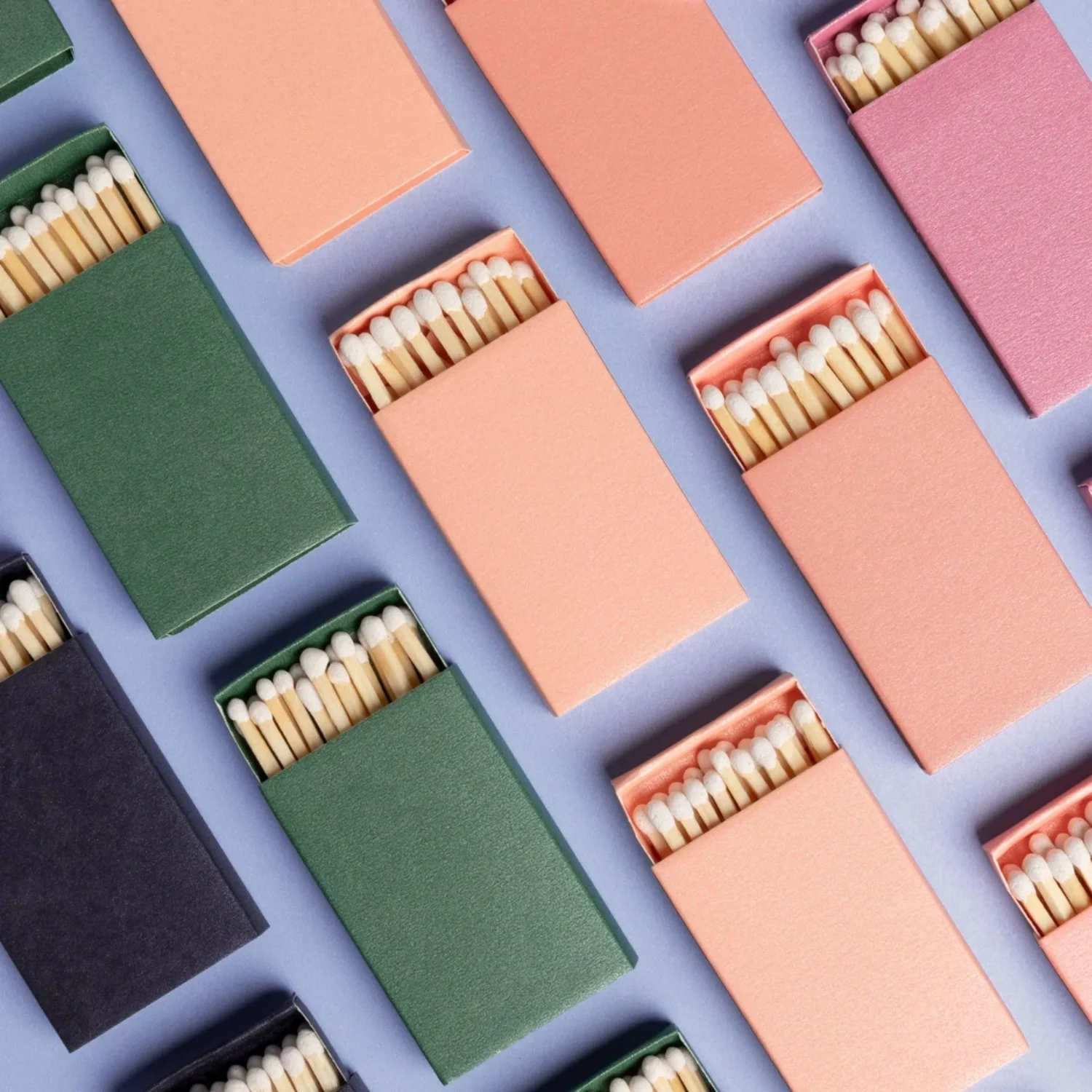 Переливающийся цветной спичечный ящик с белыми деревянными матчами
Переливающийся цветной спичечный ящик с белыми деревянными матчами