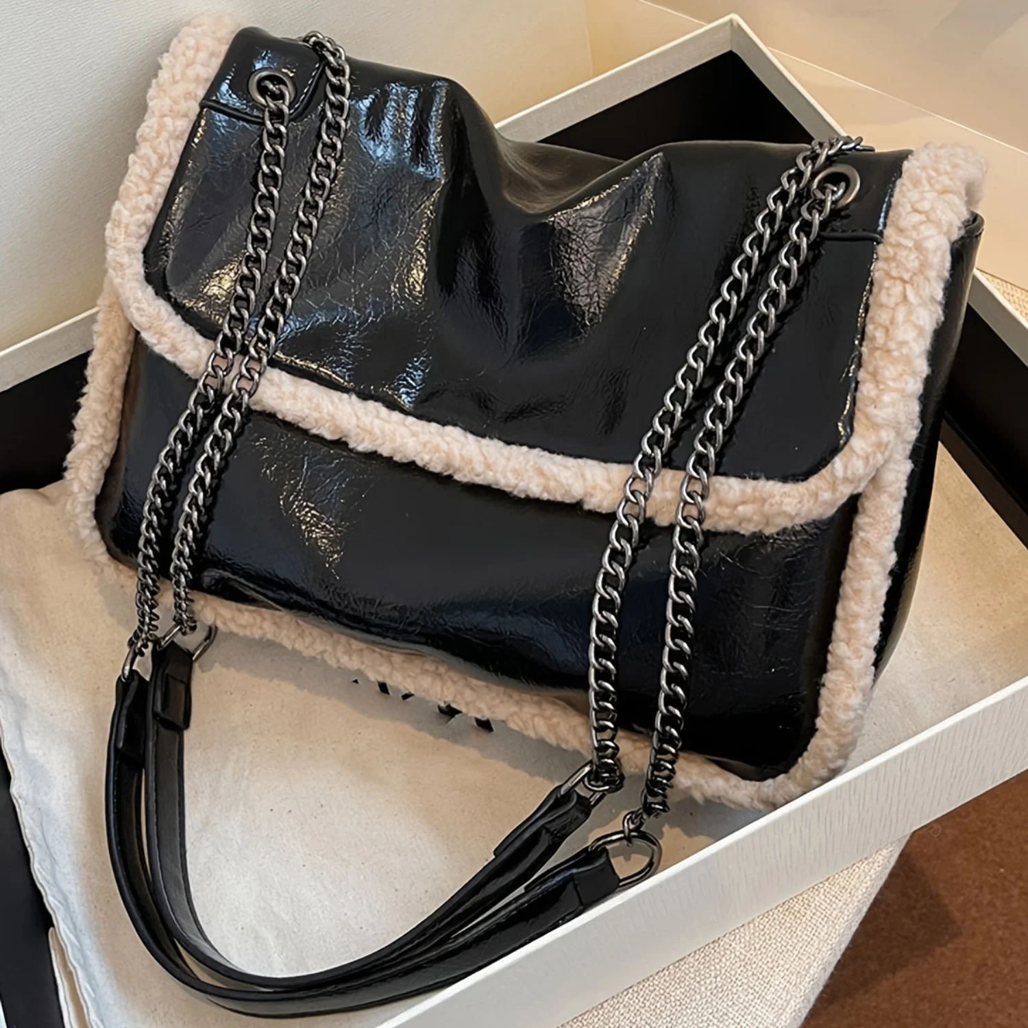 Retro Vintage Flap Crossbody Bag: Stylish Womens Fashion Handbag & Purse for Winter Lunch bags for women Bean bag Beach tote bag
Retro Vintage Flap Crossbody Bag: Stylish Womens Fashion Handbag & Purse for Winter Lunch bags for women Bean bag Beach tote bag