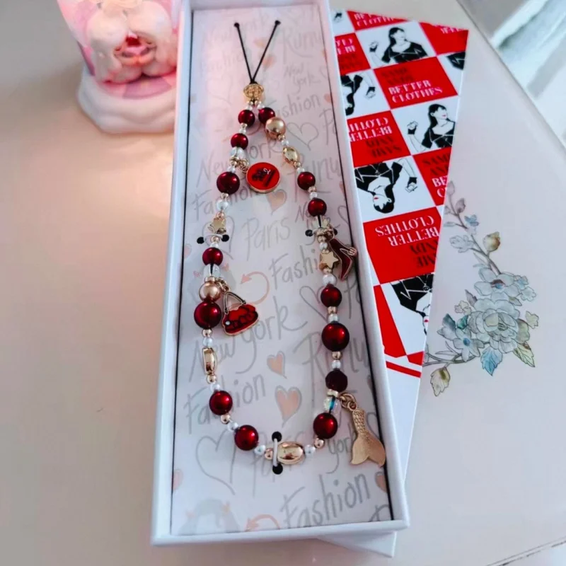 New Genuine "The Devil Wears P Rada 2" Mobile Phone Chain Red Black Dual Color Chain Bag Key Pendant Collectible Souvenir Gift
New Genuine "The Devil Wears P Rada 2" Mobile Phone Chain Red Black Dual Color Chain Bag Key Pendant Collectible Souvenir Gift