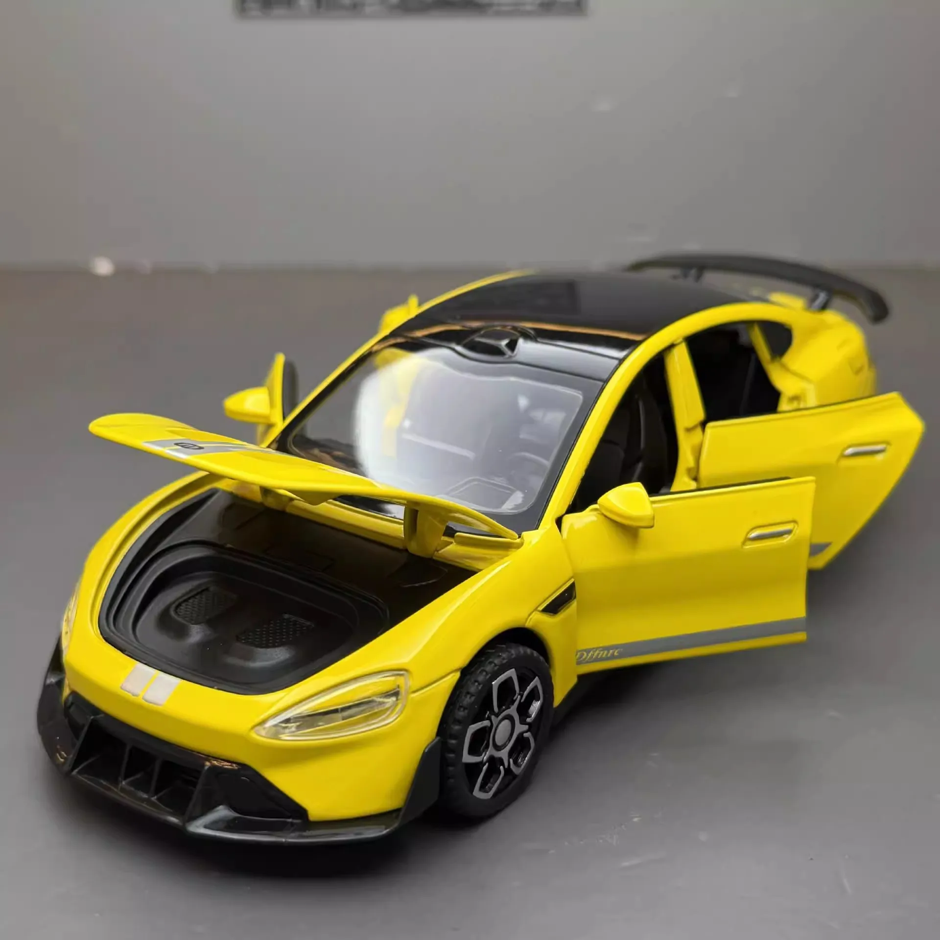 1:32 SU7 Ultra Sports Car Alloy Diecast Toy Cars Model Simulated Sound Light Vehicles Collection Toys Children Birthday Gifts
1:32 SU7 Ultra Sports Car Alloy Diecast Toy Cars Model Simulated Sound Light Vehicles Collection Toys Children Birthday Gifts