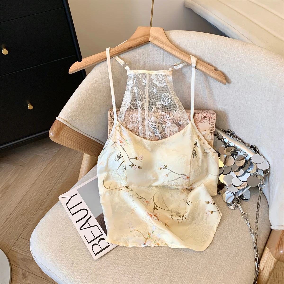 Summer New Women's Lace Trimmed Floral Embroidery Tank Top Sleeveless round Neck Short Length Fashionable Commute Style Silk
Summer New Women's Lace Trimmed Floral Embroidery Tank Top Sleeveless round Neck Short Length Fashionable Commute Style Silk
