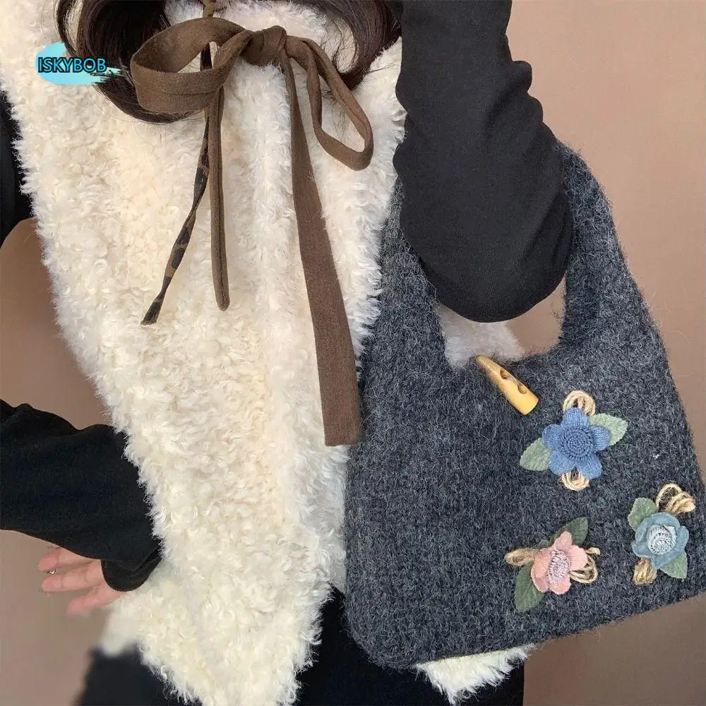 Fashion Flower Knitted Handbag Multicolor Horn Button Knitted Wrist Bag Retro Large Capacity Wool Weave Bag Commuting
Fashion Flower Knitted Handbag Multicolor Horn Button Knitted Wrist Bag Retro Large Capacity Wool Weave Bag Commuting
