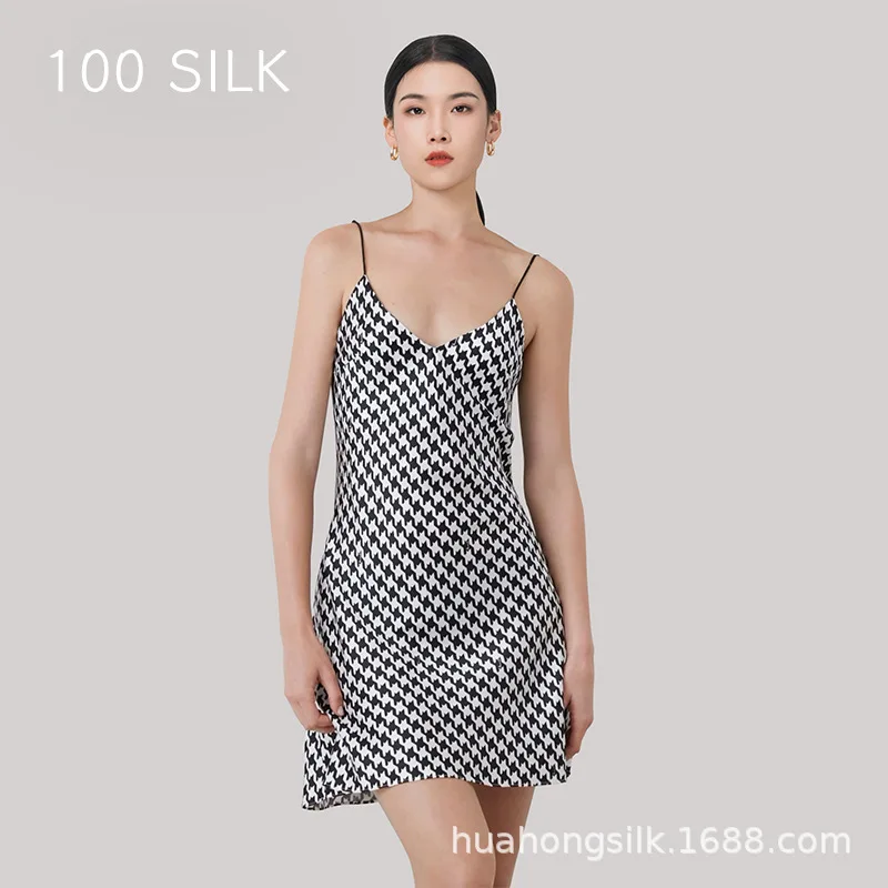 High Quality Natural Real Silk Nightdress Women's Summer 19momme100 Heavy Pajamas V-Shaped Sexy Sling Dress Homewear
High Quality Natural Real Silk Nightdress Women's Summer 19momme100 Heavy Pajamas V-Shaped Sexy Sling Dress Homewear