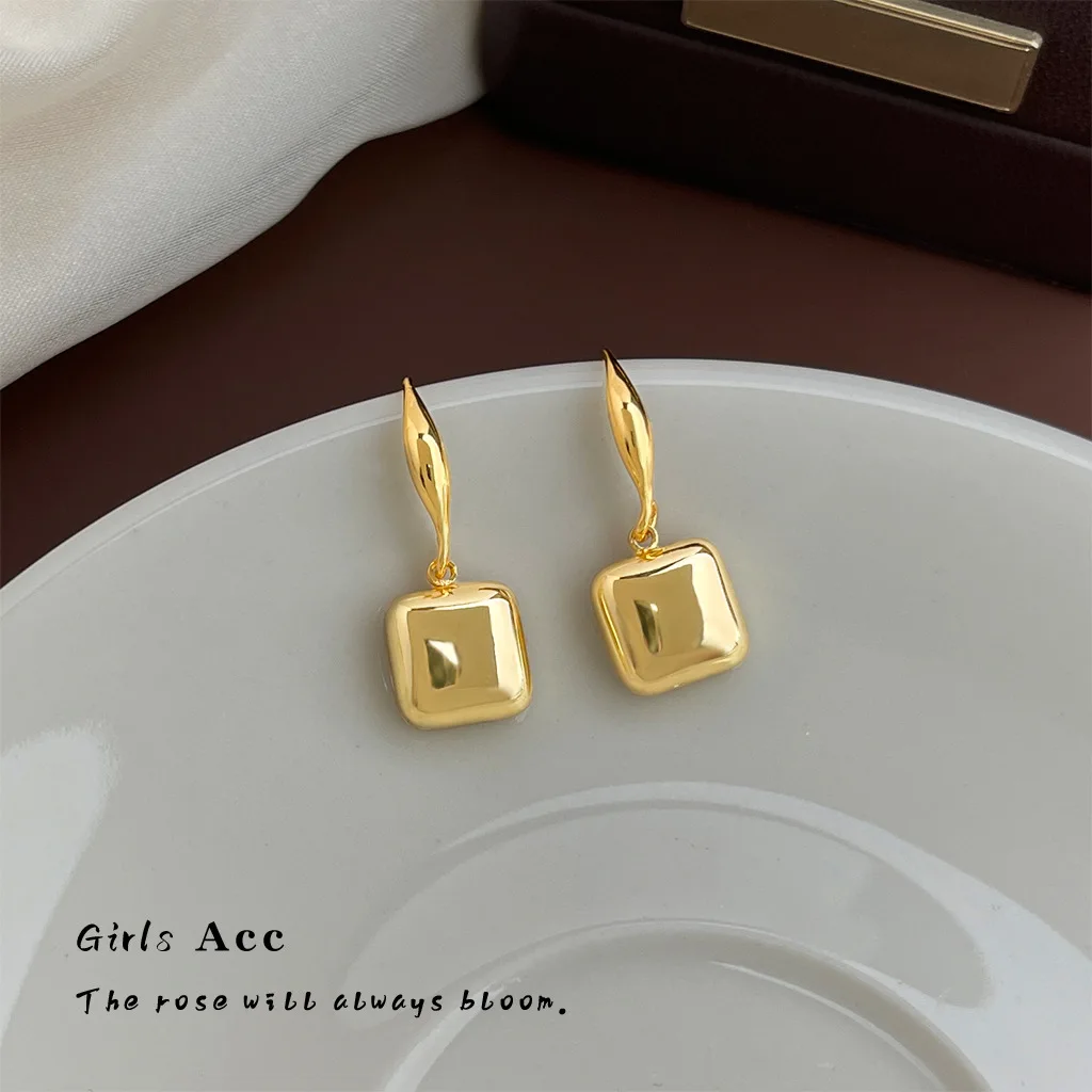 OL Style Geometric Cube Earrings for Women 18k Gold Plated French Minimalist Luxury Elegant Office Commuter Jewelry
OL Style Geometric Cube Earrings for Women 18k Gold Plated French Minimalist Luxury Elegant Office Commuter Jewelry