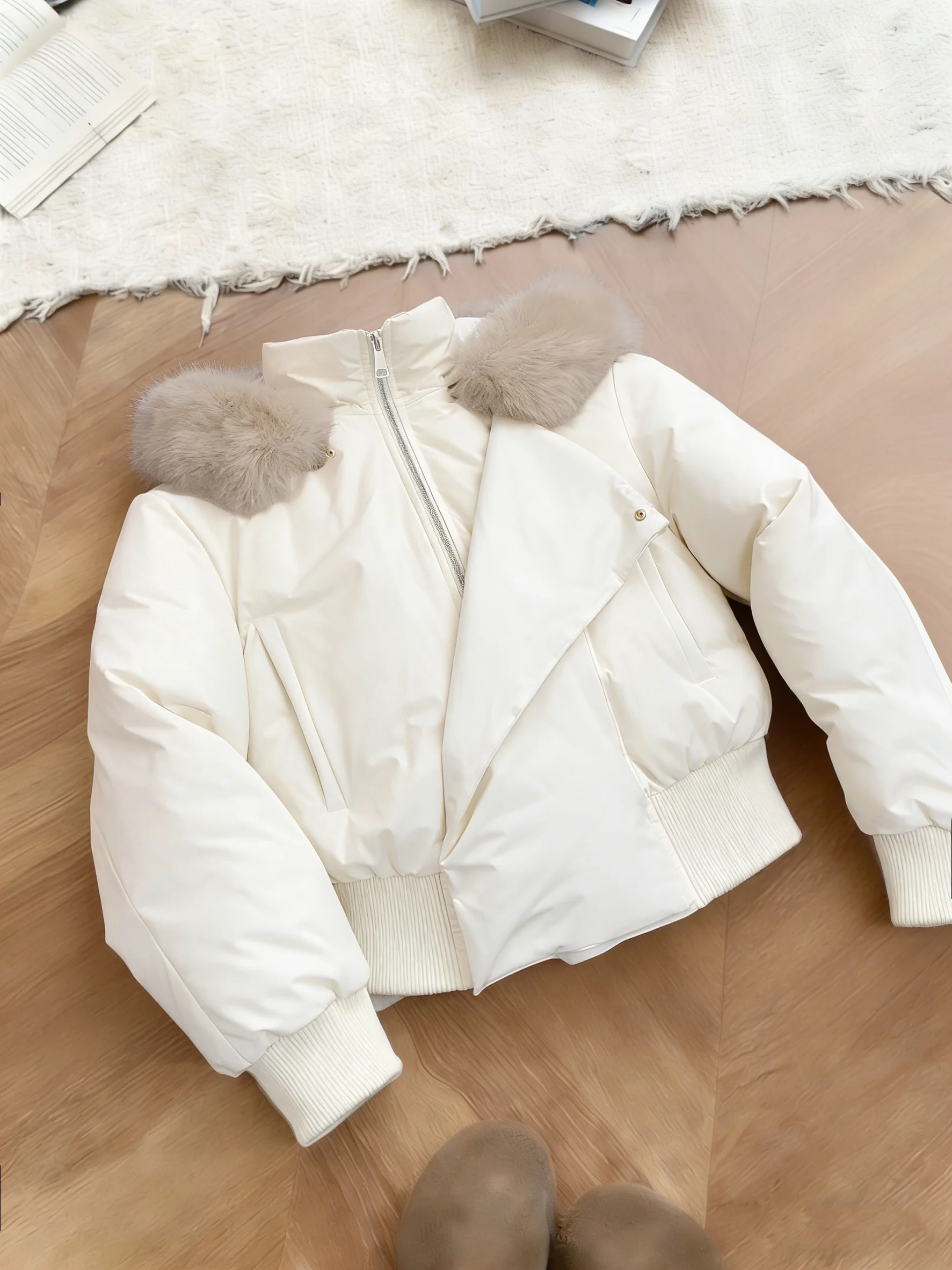 Хлопковая куртка с капюшоном и американским белым меховым воротником в стиле ретро, женская зимняя новая повседневная высококачественная универсальная теплая верхняя одежда
Хлопковая куртка с капюшоном и американским белым меховым воротником в стиле ретро, женская зимняя новая повседневная высококачественная универсальная теплая верхняя одежда