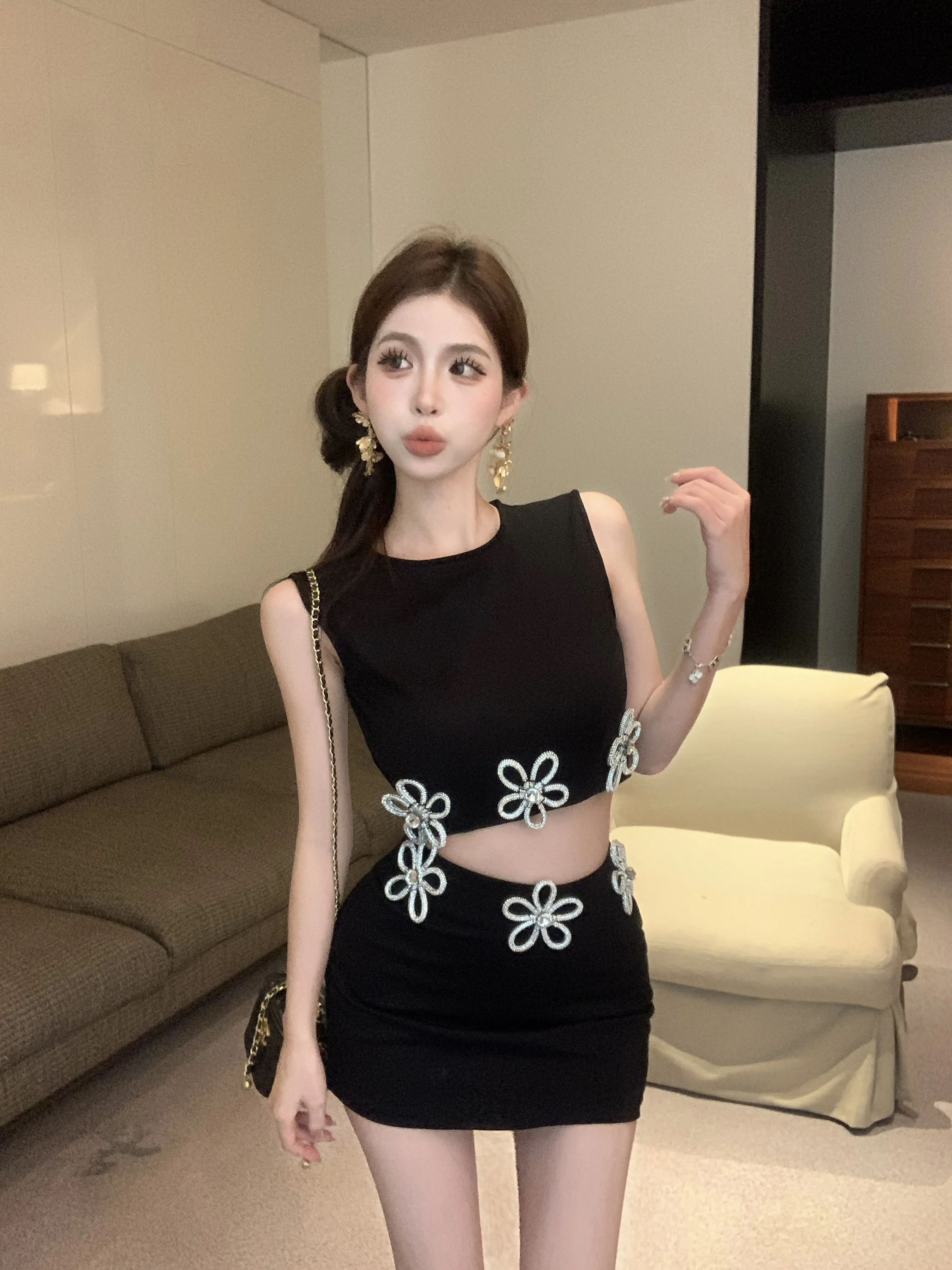 Hot Sweet Girls Summer New Women Two Piece Skirt Outfits Luxury Diamond-encrusted Flower Short Vest Tops + A Line Mini Skirt
Hot Sweet Girls Summer New Women Two Piece Skirt Outfits Luxury Diamond-encrusted Flower Short Vest Tops + A Line Mini Skirt