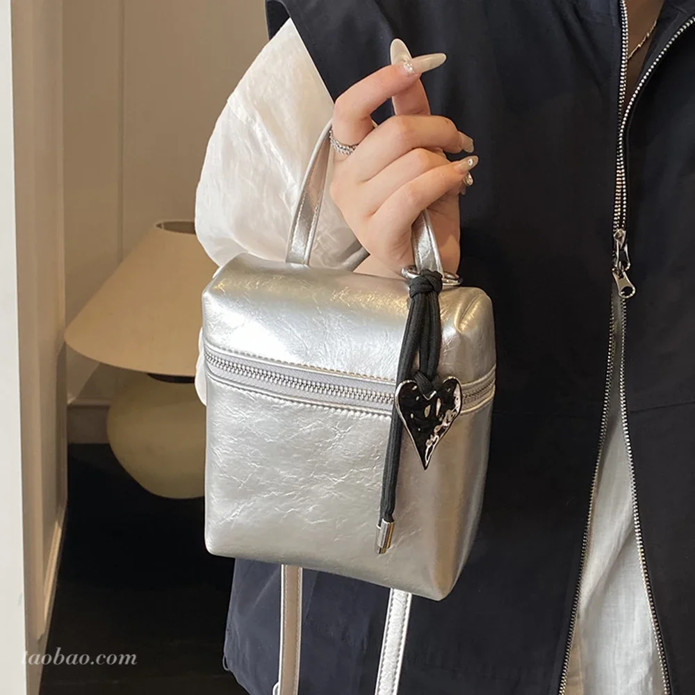Solid Color PU Leather Handbag Women's Adjustable Strap Summer 2025 New Small Square Bag Simple Versatile Silver Crossbody Bag
Solid Color PU Leather Handbag Women's Adjustable Strap Summer 2025 New Small Square Bag Simple Versatile Silver Crossbody Bag