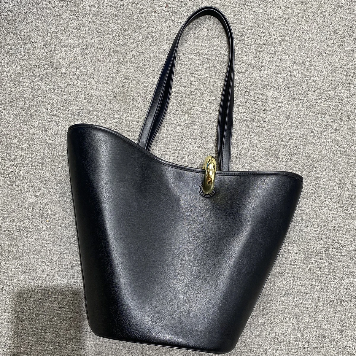 Niche Design Metal Buckle Decorate Irregular-shaped Bucket Bag 2025New Style High-quality PU Leather Large Capacity Shoulder Bag
Niche Design Metal Buckle Decorate Irregular-shaped Bucket Bag 2025New Style High-quality PU Leather Large Capacity Shoulder Bag