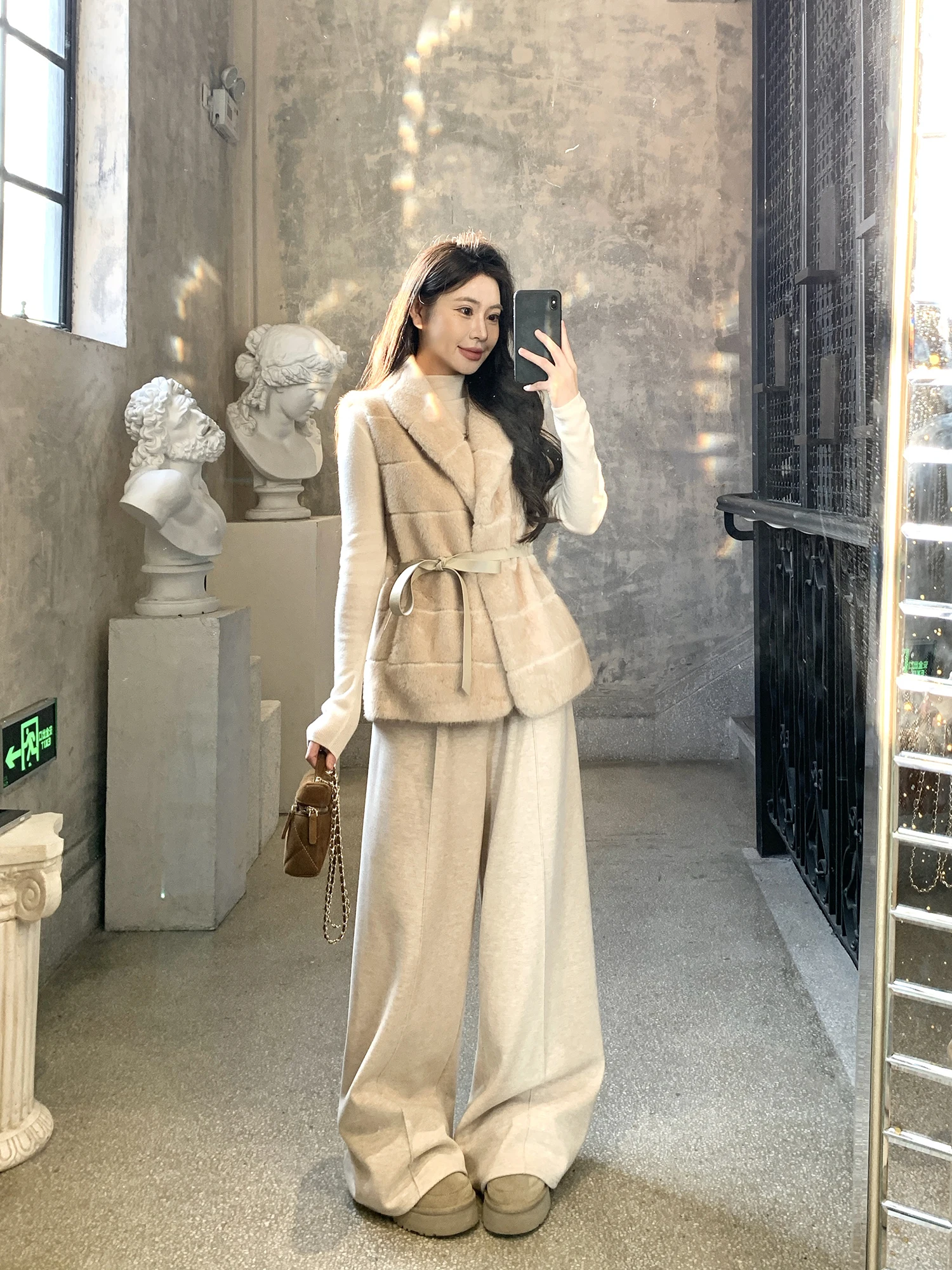 Slimming Faux Fur Vest with Belt Waist-Cinching Collar Stand-Up Women's Winter Warmth Clothing Long Sve Commute Sle
Slimming Faux Fur Vest with Belt Waist-Cinching Collar Stand-Up Women's Winter Warmth Clothing Long Sve Commute Sle