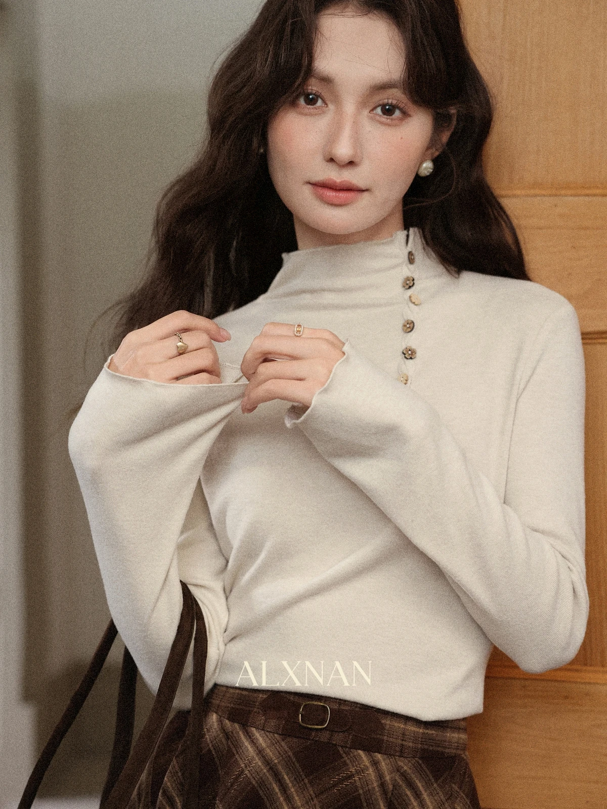 ALXNAN женская футболка с полуводолазкой, шикарные футболки с цветочными деревянными пуговицами и длинными рукавами, осень 2021, новые повседневные женские топы L57528
ALXNAN женская футболка с полуводолазкой, шикарные футболки с цветочными деревянными пуговицами и длинными рукавами, осень 2021, новые повседневные женские топы L57528