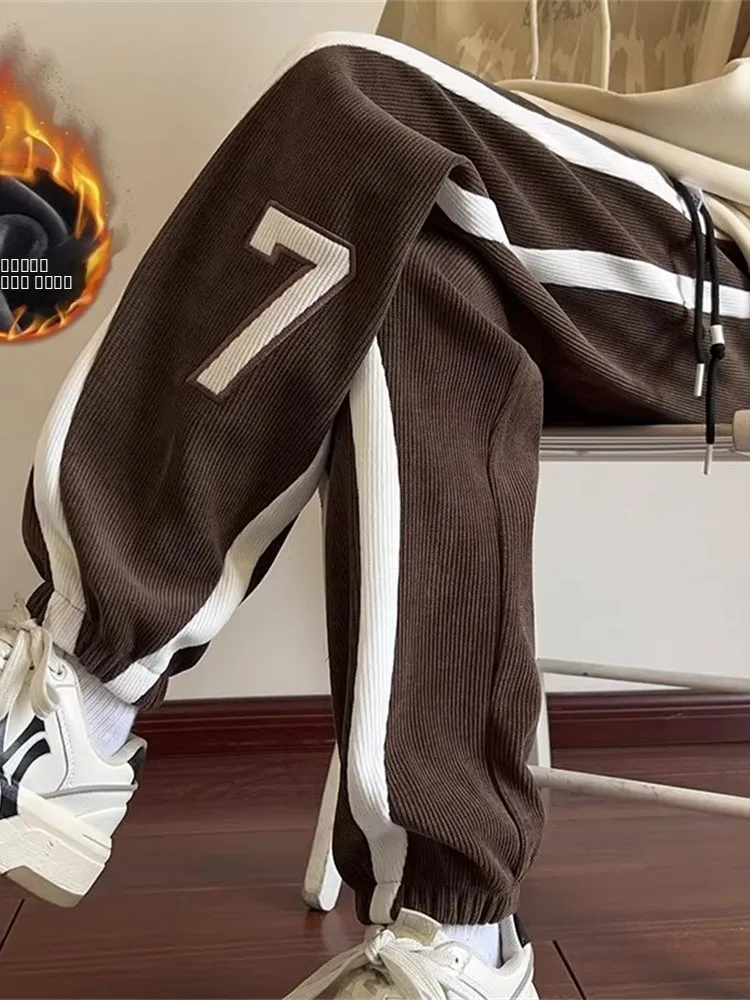 Мужские вельветовые спортивные повседневные брюки в американском ретро-стиле, зимние теплые, с серебристым бархатным вставками, свободного кроя, длинные
Мужские вельветовые спортивные повседневные брюки в американском ретро-стиле, зимние теплые, с серебристым бархатным вставками, свободного кроя, длинные