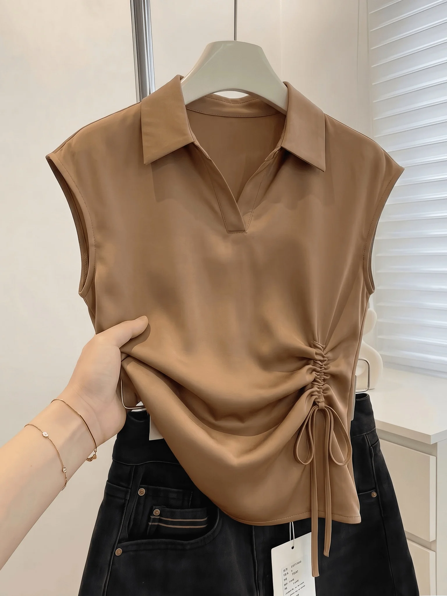 Elegant Acetate Satin Brown Shoulder Shirt Women's Summer New Large Size Fat MM Drawstring Sleeveless Top Commute Style
Elegant Acetate Satin Brown Shoulder Shirt Women's Summer New Large Size Fat MM Drawstring Sleeveless Top Commute Style