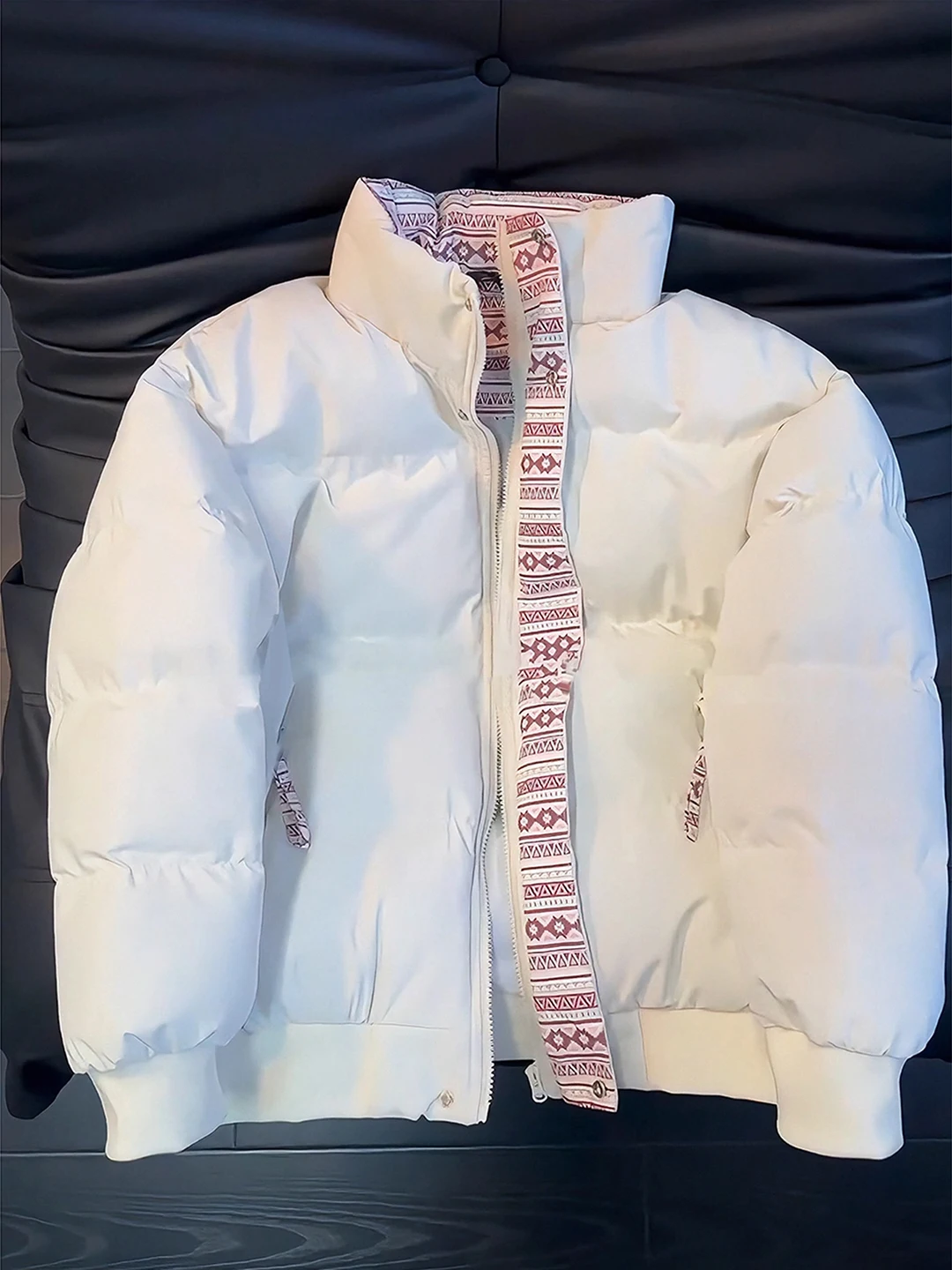 Утепленная хлопковая куртка для мужчин: зимняя, теплая, легкая, в стиле пэчворк, этнический дизайн, молодежная, свободного кроя, с длинными рукавами, воротник-стойка
Утепленная хлопковая куртка для мужчин: зимняя, теплая, легкая, в стиле пэчворк, этнический дизайн, молодежная, свободного кроя, с длинными рукавами, воротник-стойка