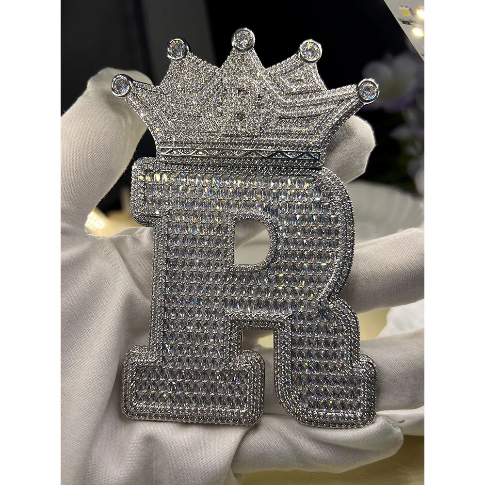LYEE CYEE luxurious and shiny big letter B crown inlaid with complex pattern hip-hop pendant can be paired with Cuban chain necklace, street party accessories, charming jewelry, men's and women's anniversary gifts, Valentine's Day gifts, birthday/holiday
LYEE CYEE luxurious and shiny big letter B crown inlaid with complex pattern hip-hop pendant can be paired with Cuban chain necklace, street party accessories, charming jewelry, men's and women's anniversary gifts, Valentine's Day gifts, birthday/holiday