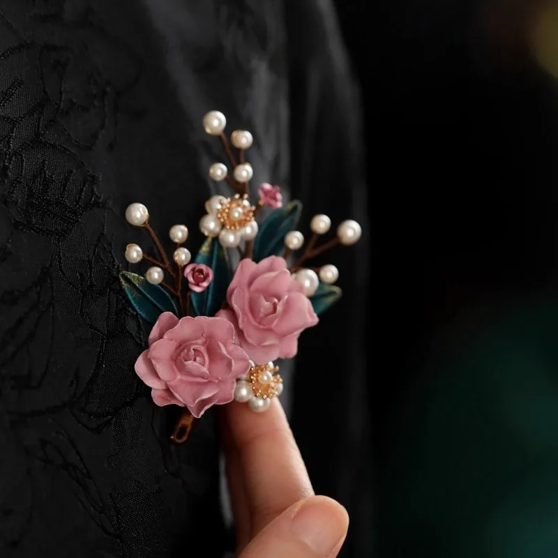 Handmade Vintage Elegant Brooch for Autumn Winter Coat Corsage Classical Neo Chinese Style Cheongsam Pin Decorative Accessory
Handmade Vintage Elegant Brooch for Autumn Winter Coat Corsage Classical Neo Chinese Style Cheongsam Pin Decorative Accessory