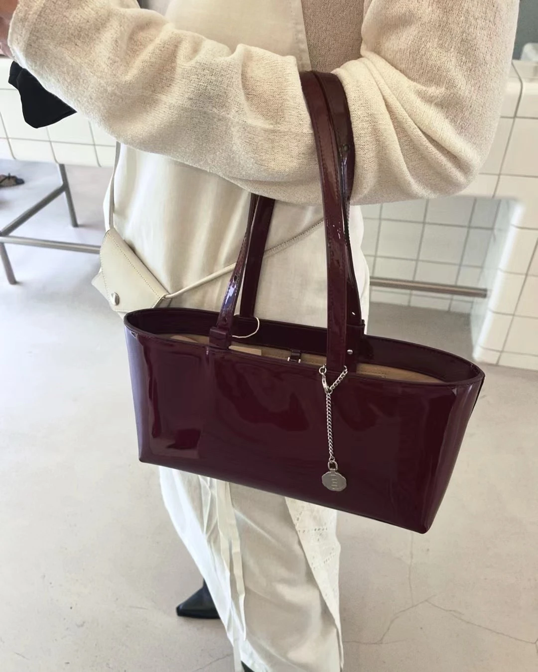 Кожаная сумка подмышки с росписью в стиле ретро, винно-красная, большая женская сумка с ковриком Capaci, кожаная сумка-тоут
Кожаная сумка подмышки с росписью в стиле ретро, винно-красная, большая женская сумка с ковриком Capaci, кожаная сумка-тоут