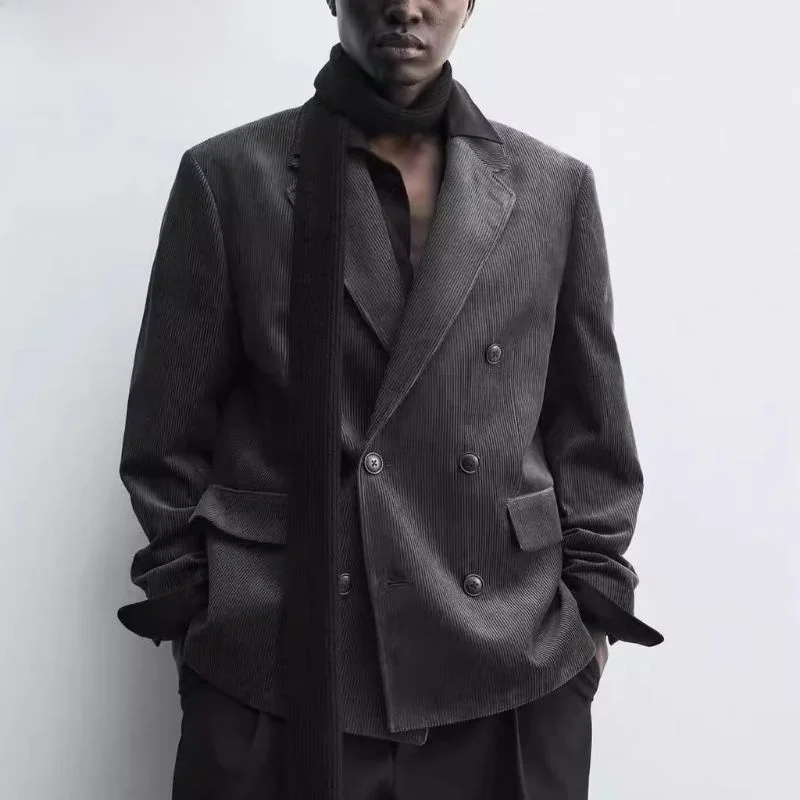 Новый мужской модный двубортный пиджак из вельвета Slim Fit на осень-зиму 2025 года, однотонный, с длинным рукавом и воротником-стойкой
Новый мужской модный двубортный пиджак из вельвета Slim Fit на осень-зиму 2025 года, однотонный, с длинным рукавом и воротником-стойкой