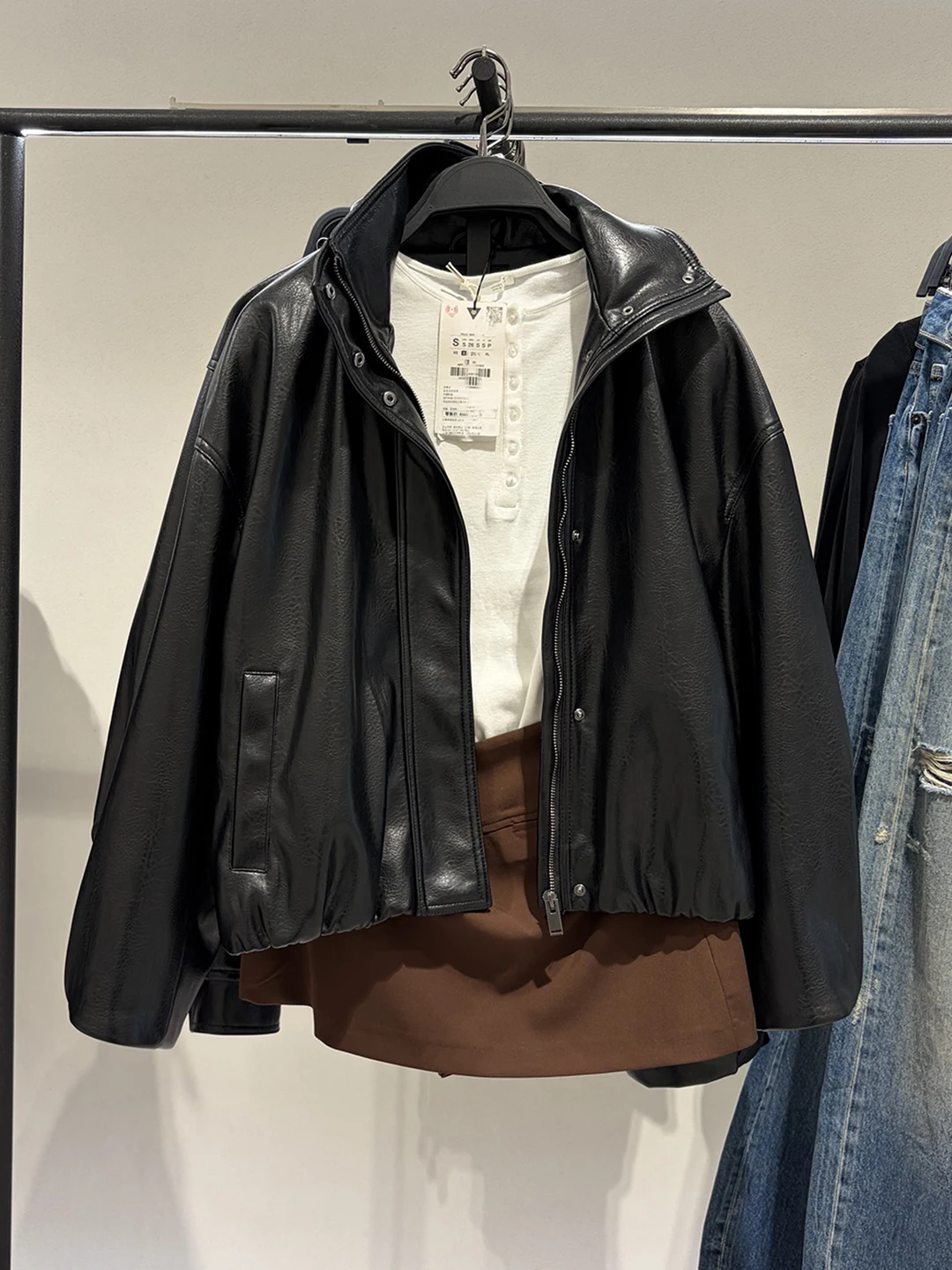 Winter New Women's Fashion Zipper Long Sleeve PU Leather Pilot Jacket Coat Stylish Outerwear Short Length Loose Fit
Winter New Women's Fashion Zipper Long Sleeve PU Leather Pilot Jacket Coat Stylish Outerwear Short Length Loose Fit