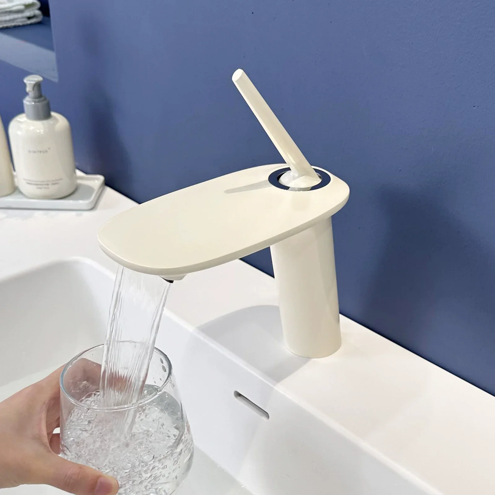 New Basin Faucet Hot and Cold Bathroom Single Lever Brass White Sink Mixer Decked Gold White Single Lever Waterfall Sink Mixer
New Basin Faucet Hot and Cold Bathroom Single Lever Brass White Sink Mixer Decked Gold White Single Lever Waterfall Sink Mixer